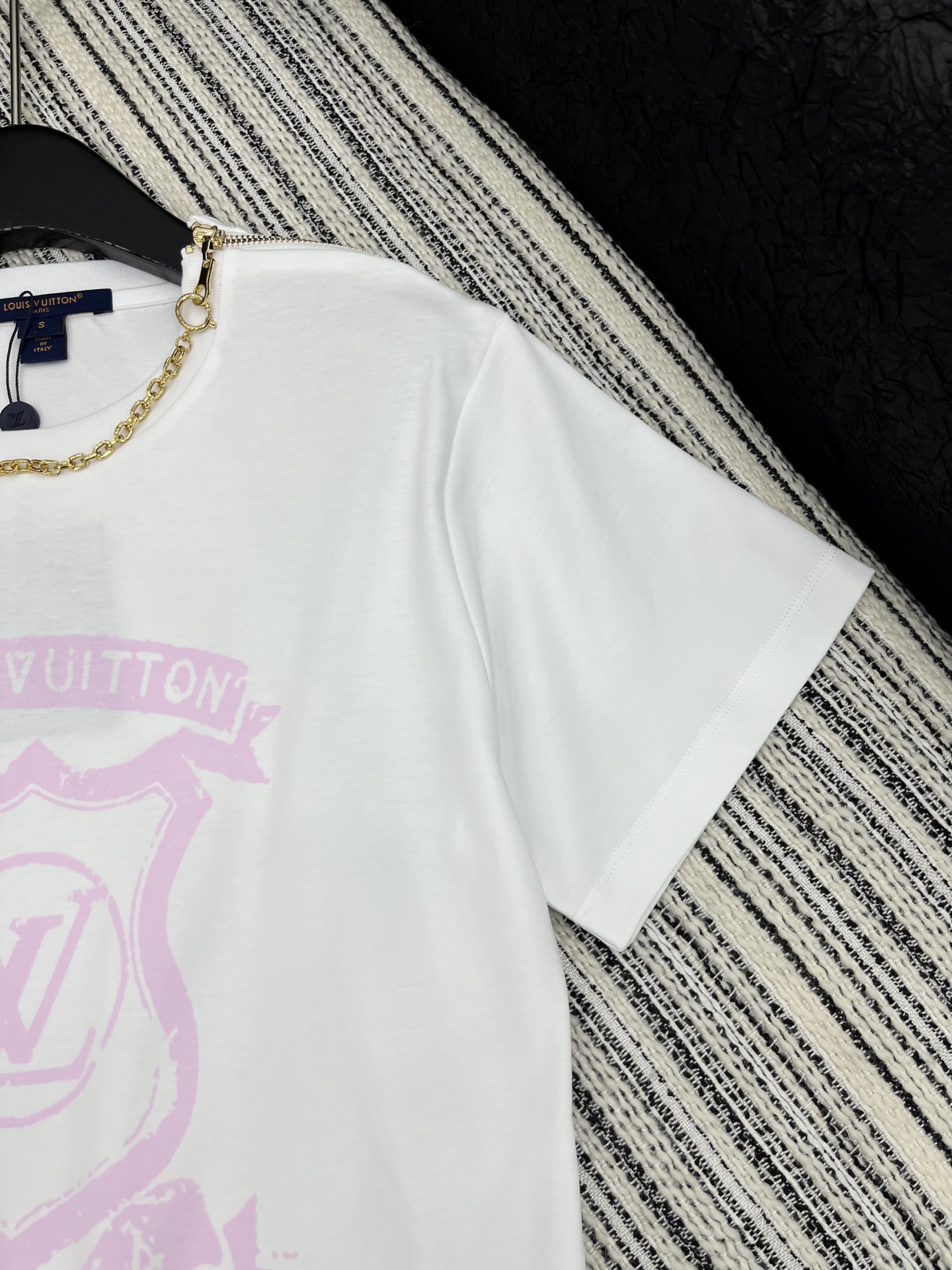 🛒𝐍𝐄𝐖 · 𝟐𝟎𝟐5/爆款现货

原单品质 LV*｜2025新品肩部拉链装饰百搭T恤
定制YB全棉材质