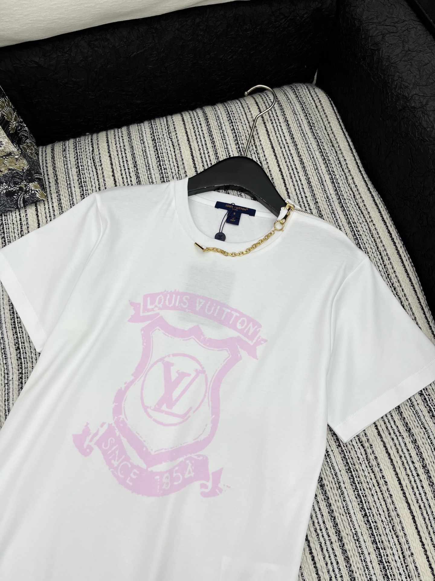 🛒𝐍𝐄𝐖 · 𝟐𝟎𝟐5/爆款现货

原单品质 LV*｜2025新品肩部拉链装饰百搭T恤
定制YB全棉材质