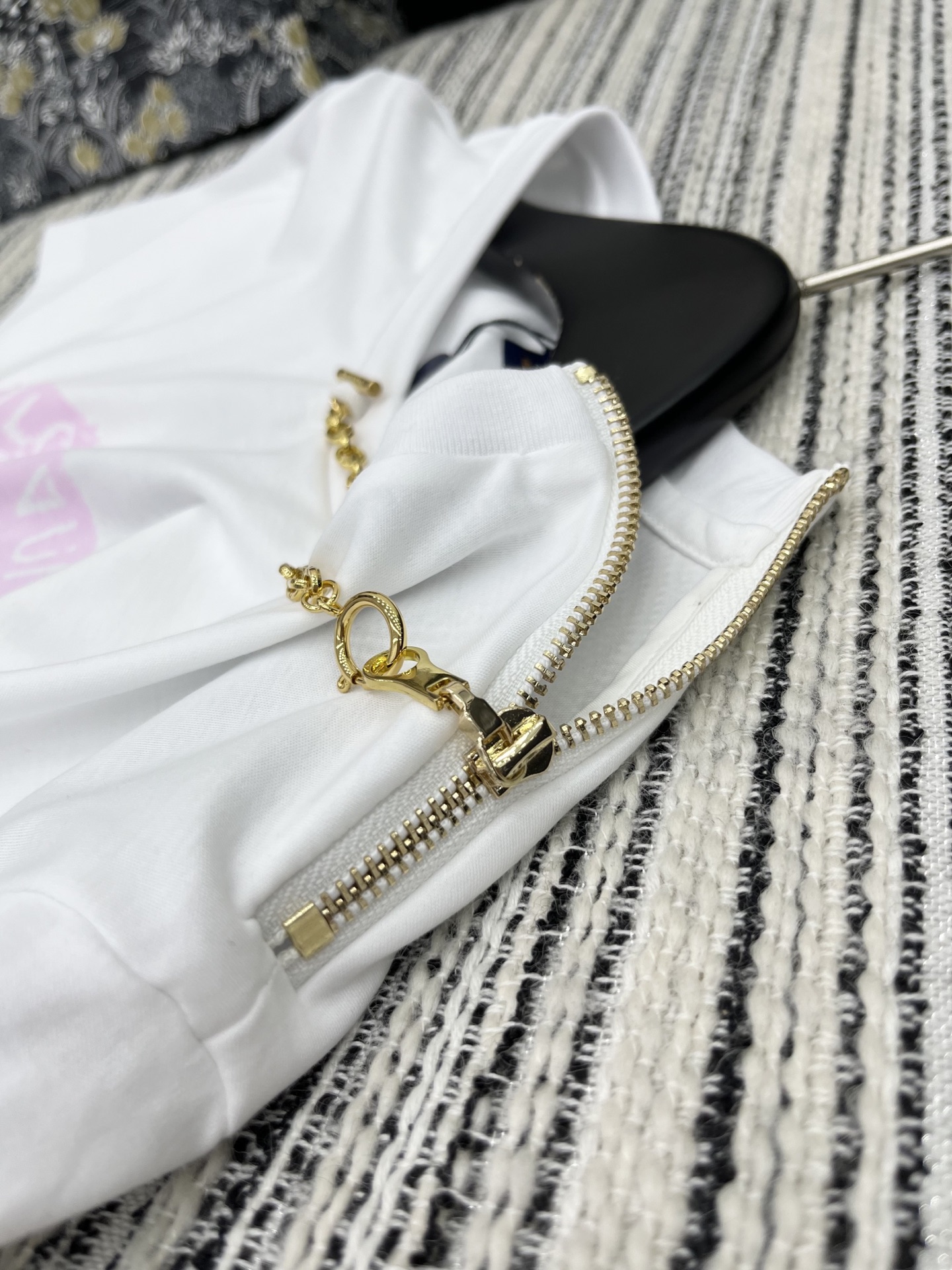 🛒𝐍𝐄𝐖 · 𝟐𝟎𝟐5/爆款现货

原单品质 LV*｜2025新品肩部拉链装饰百搭T恤
定制YB全棉材质