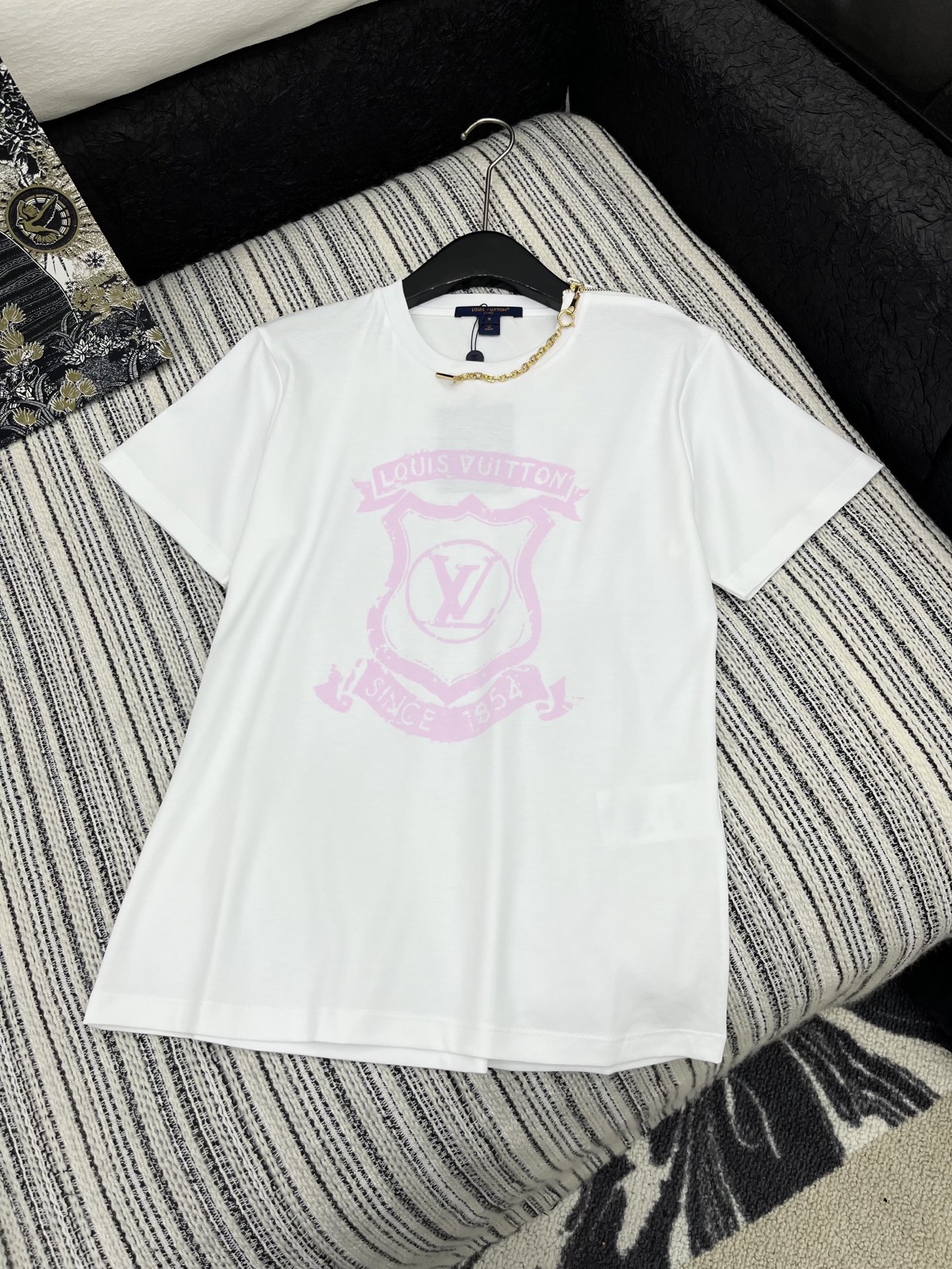 🛒𝐍𝐄𝐖 · 𝟐𝟎𝟐5/爆款现货

原单品质 LV*｜2025新品肩部拉链装饰百搭T恤
定制YB全棉材质