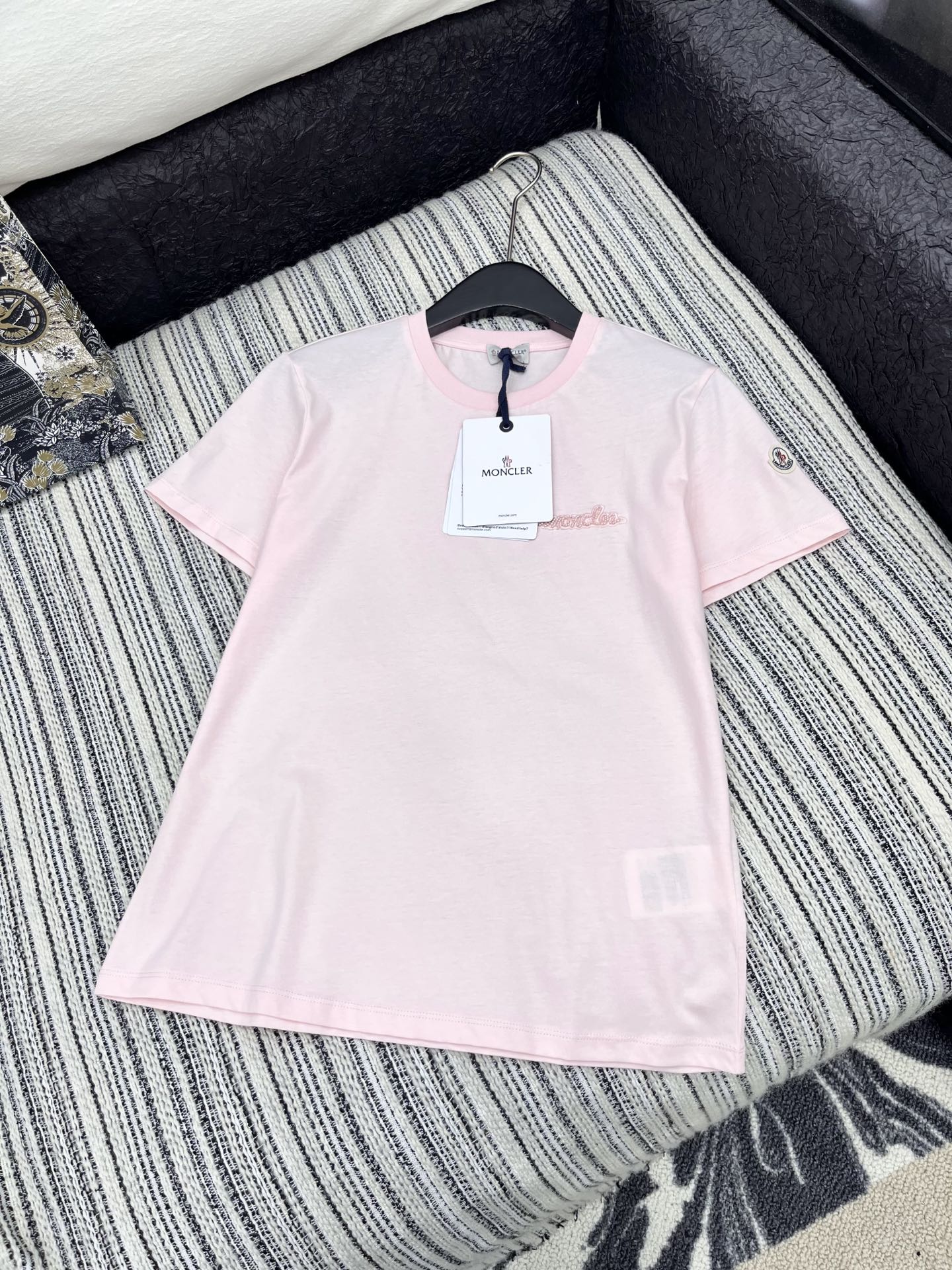 🛒𝐍𝐄𝐖 · 𝟐𝟎𝟐5/爆款现货

原单品质 Mon*｜25新品圆领订珠短袖T恤
精致常规版型上身显瘦！