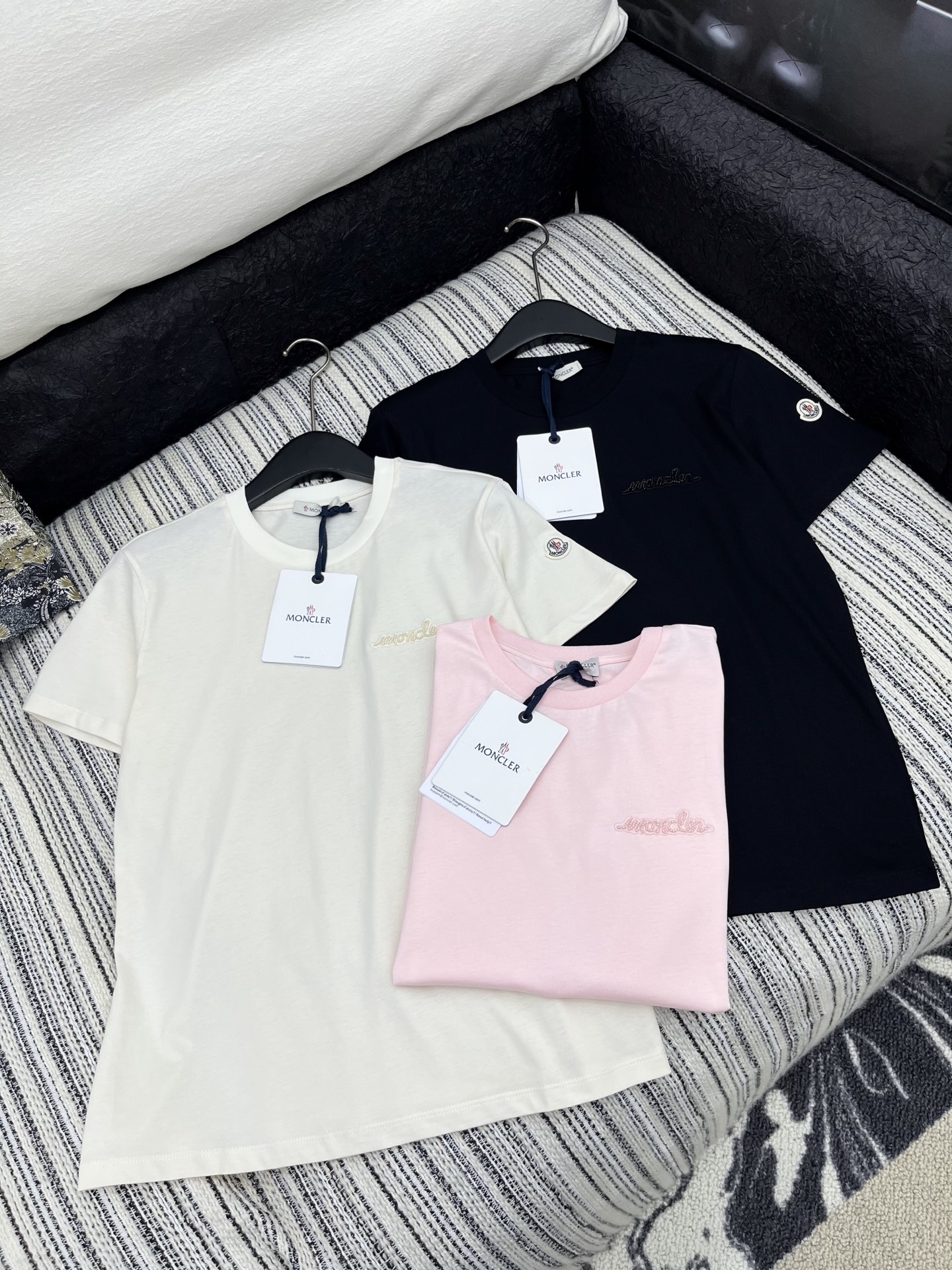 🛒𝐍𝐄𝐖 · 𝟐𝟎𝟐5/爆款现货

原单品质 Mon*｜25新品圆领订珠短袖T恤
精致常规版型上身显瘦！