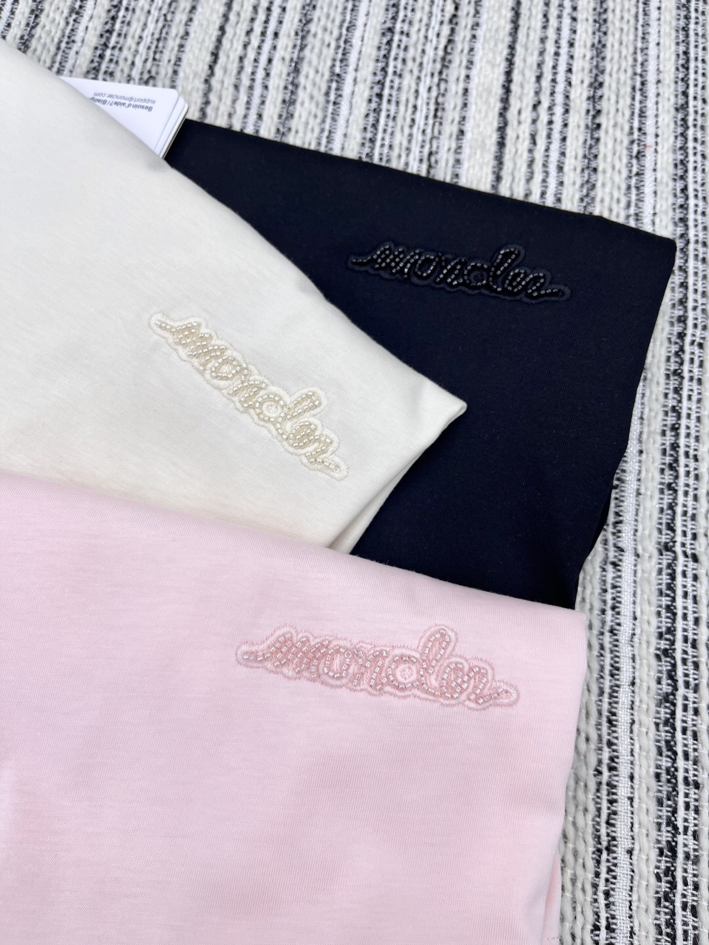 🛒𝐍𝐄𝐖 · 𝟐𝟎𝟐5/爆款现货

原单品质 Mon*｜25新品圆领订珠短袖T恤
精致常规版型上身显瘦！