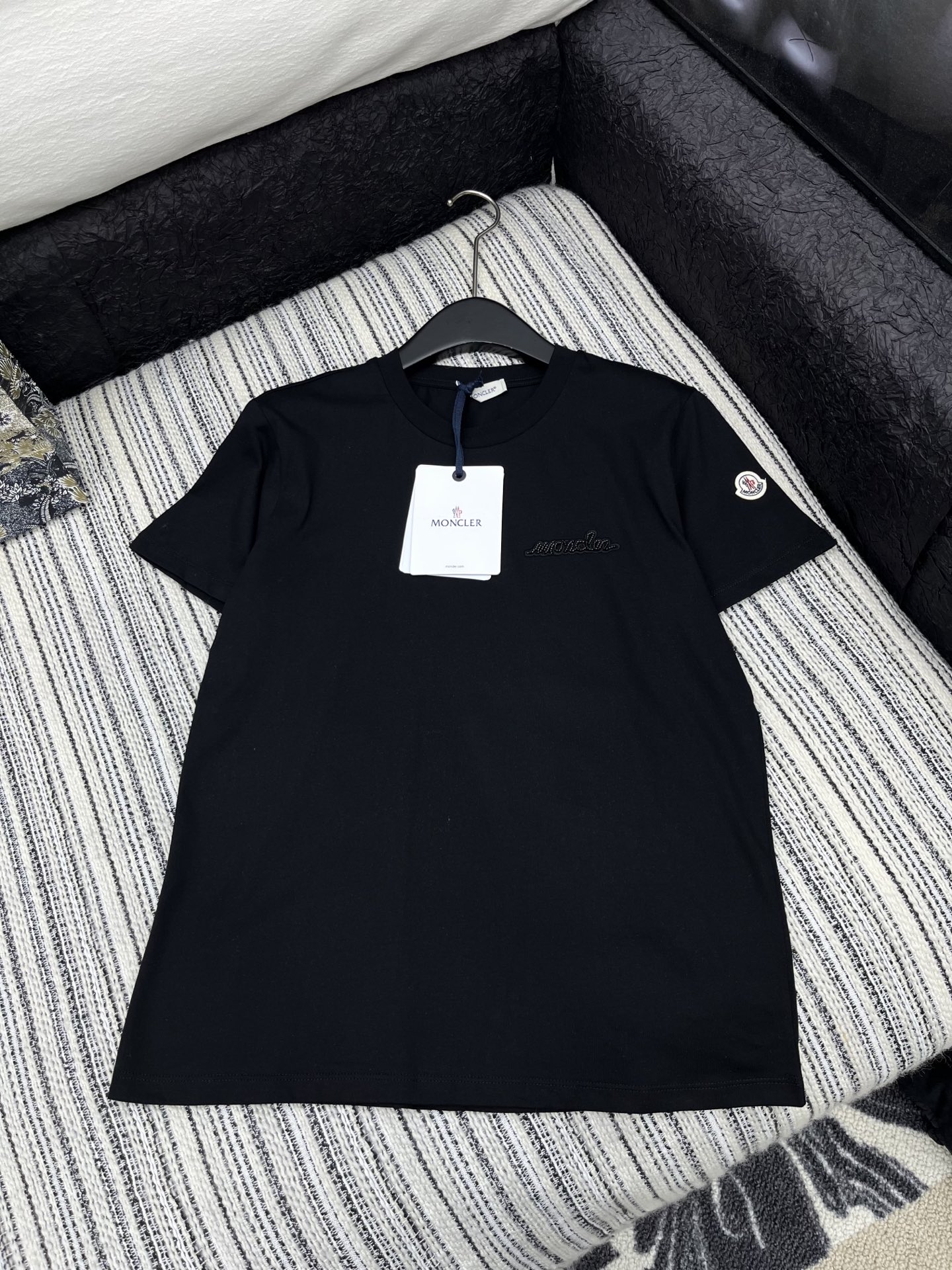 🛒𝐍𝐄𝐖 · 𝟐𝟎𝟐5/爆款现货

原单品质 Mon*｜25新品圆领订珠短袖T恤
精致常规版型上身显瘦！