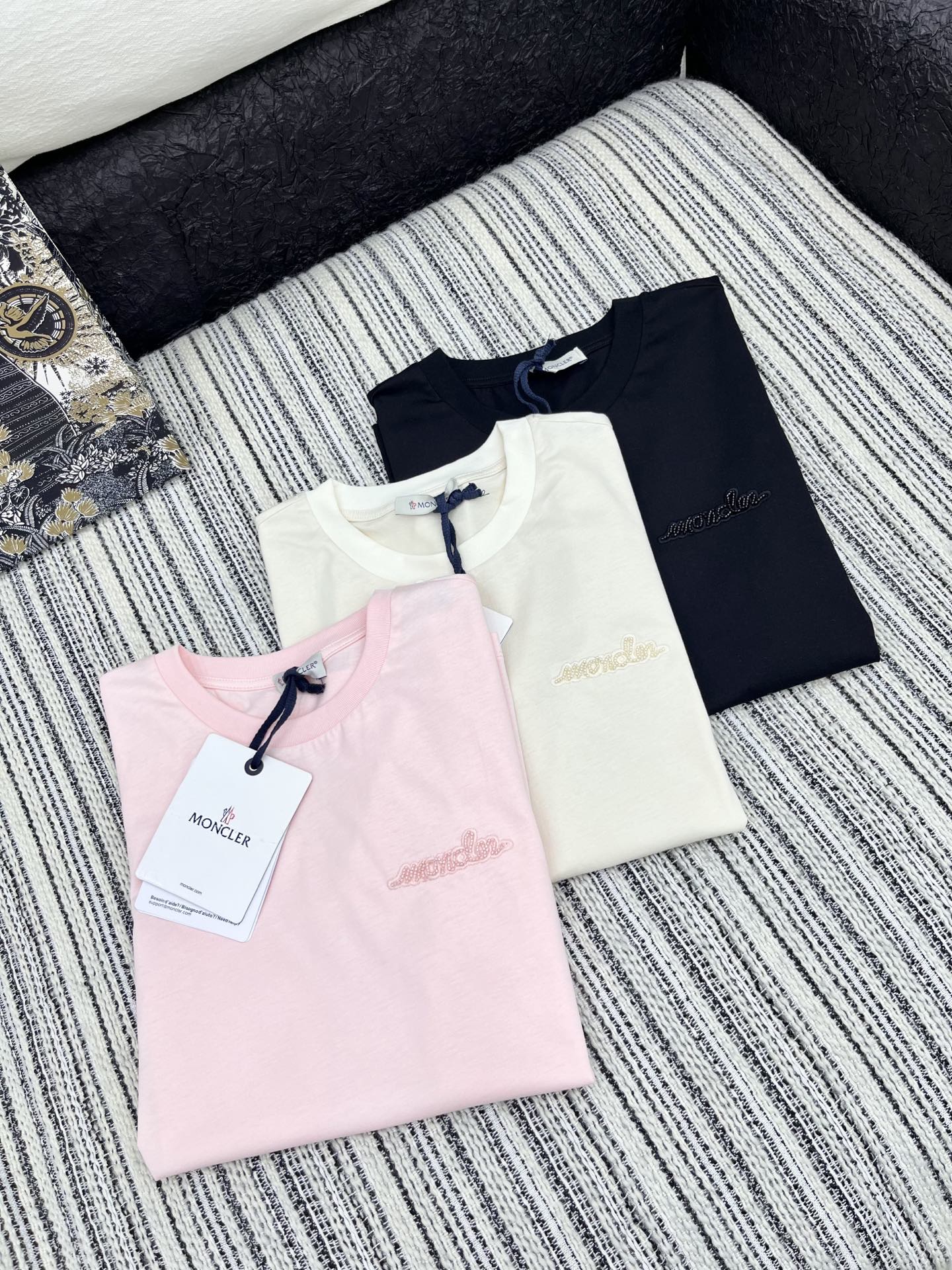 🛒𝐍𝐄𝐖 · 𝟐𝟎𝟐5/爆款现货

原单品质 Mon*｜25新品圆领订珠短袖T恤
精致常规版型上身显瘦！