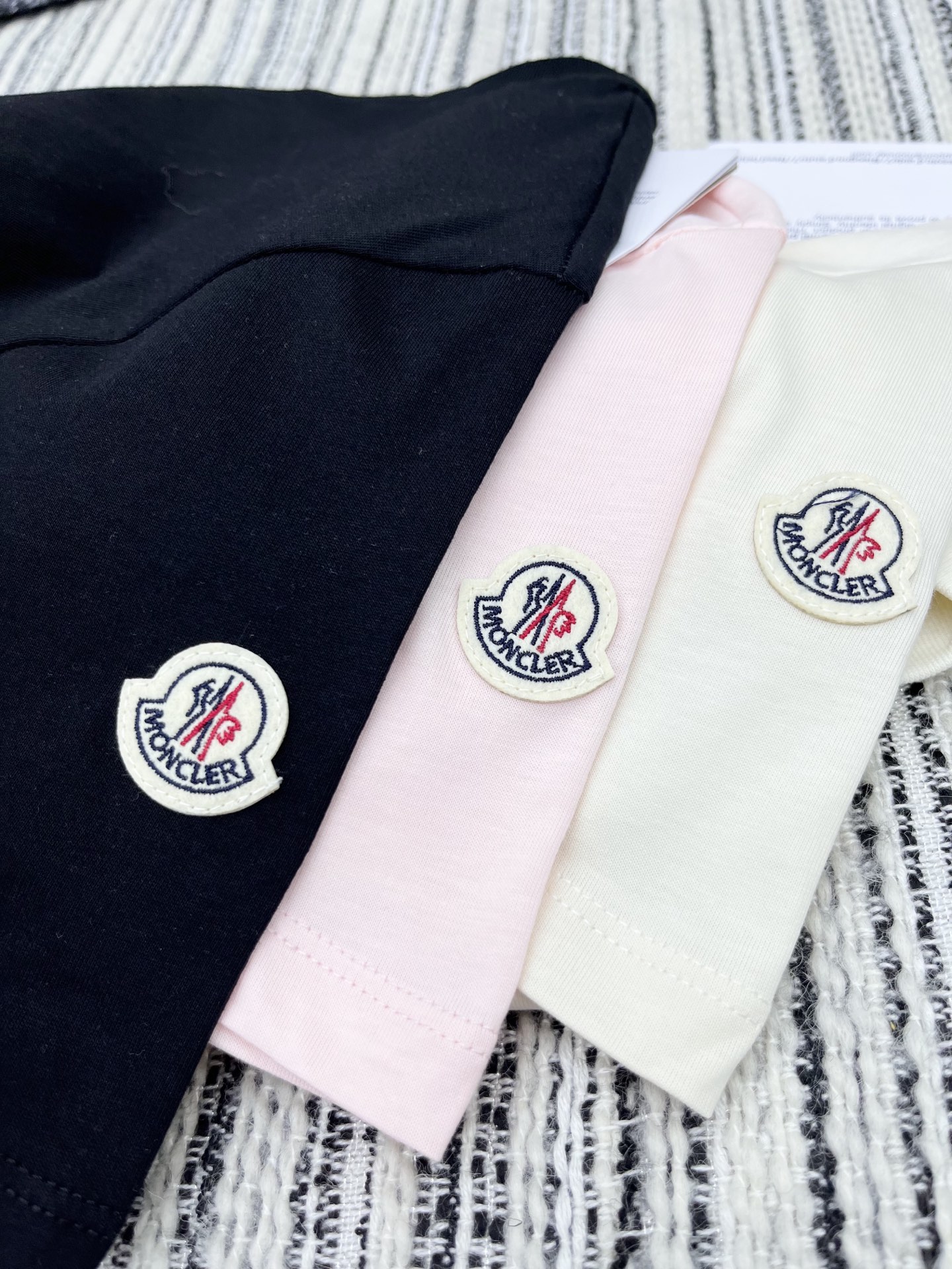 🛒𝐍𝐄𝐖 · 𝟐𝟎𝟐5/爆款现货

原单品质 Mon*｜25新品圆领订珠短袖T恤
精致常规版型上身显瘦！