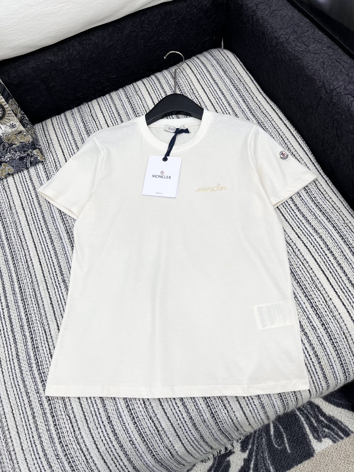 🛒𝐍𝐄𝐖 · 𝟐𝟎𝟐5/爆款现货

原单品质 Mon*｜25新品圆领订珠短袖T恤
精致常规版型上身显瘦！