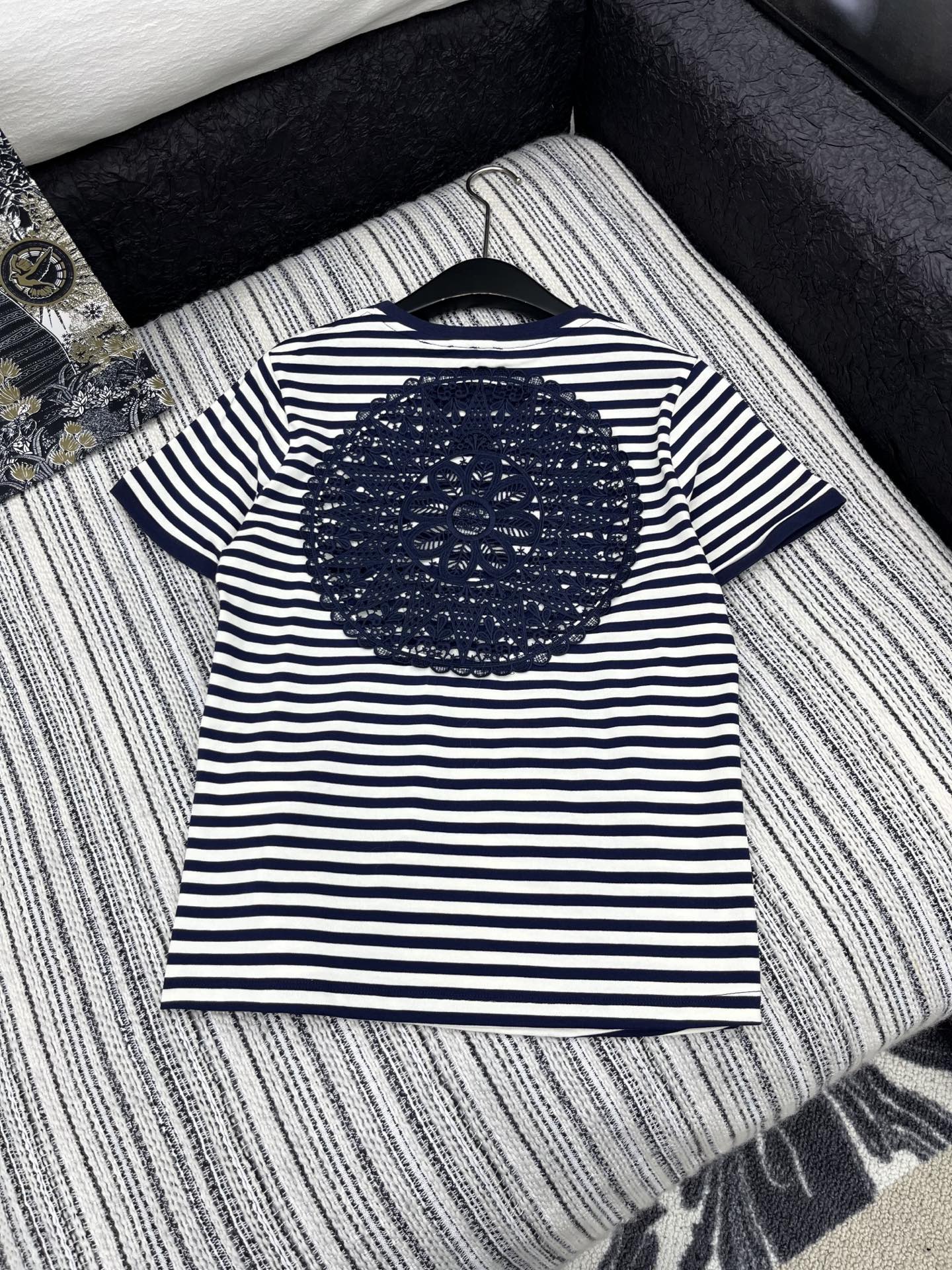 🛒𝐍𝐄𝐖 · 𝟐𝟎𝟐5/爆款现货

【原版订制】Loew*｜25新品重工圆领水溶拼接绣花短袖T恤
精致视