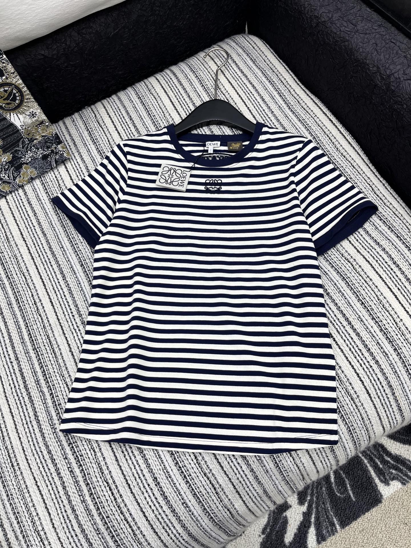 🛒𝐍𝐄𝐖 · 𝟐𝟎𝟐5/爆款现货

【原版订制】Loew*｜25新品重工圆领水溶拼接绣花短袖T恤
精致视
