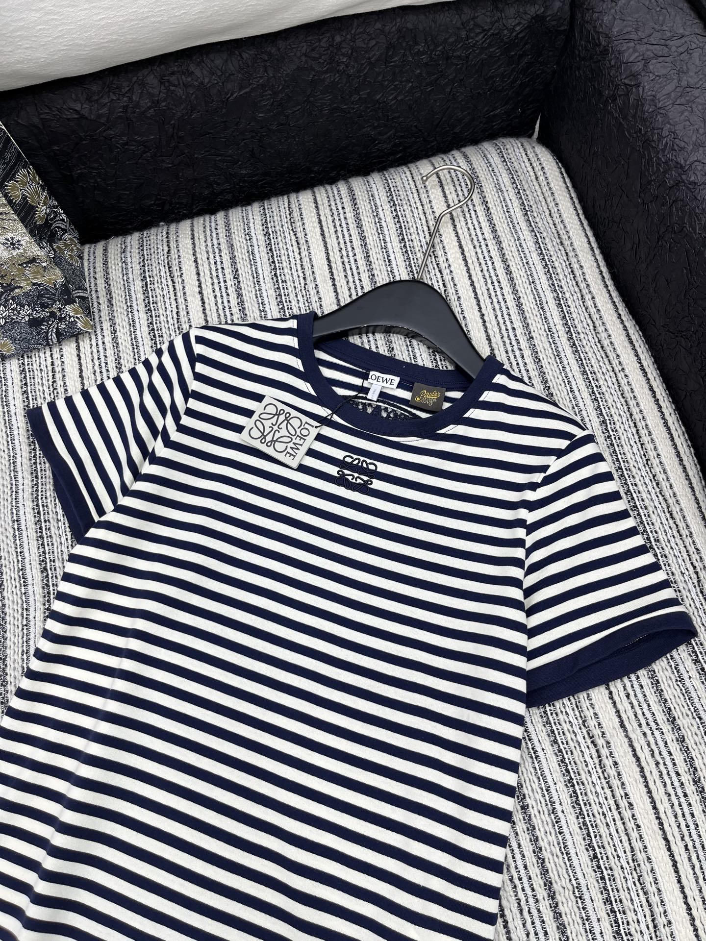 🛒𝐍𝐄𝐖 · 𝟐𝟎𝟐5/爆款现货

【原版订制】Loew*｜25新品重工圆领水溶拼接绣花短袖T恤
精致视