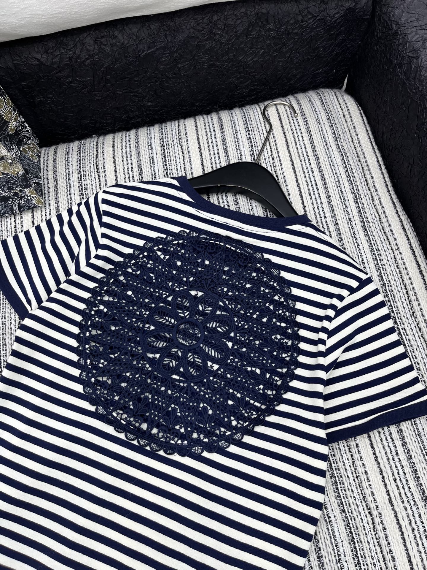 🛒𝐍𝐄𝐖 · 𝟐𝟎𝟐5/爆款现货

【原版订制】Loew*｜25新品重工圆领水溶拼接绣花短袖T恤
精致视