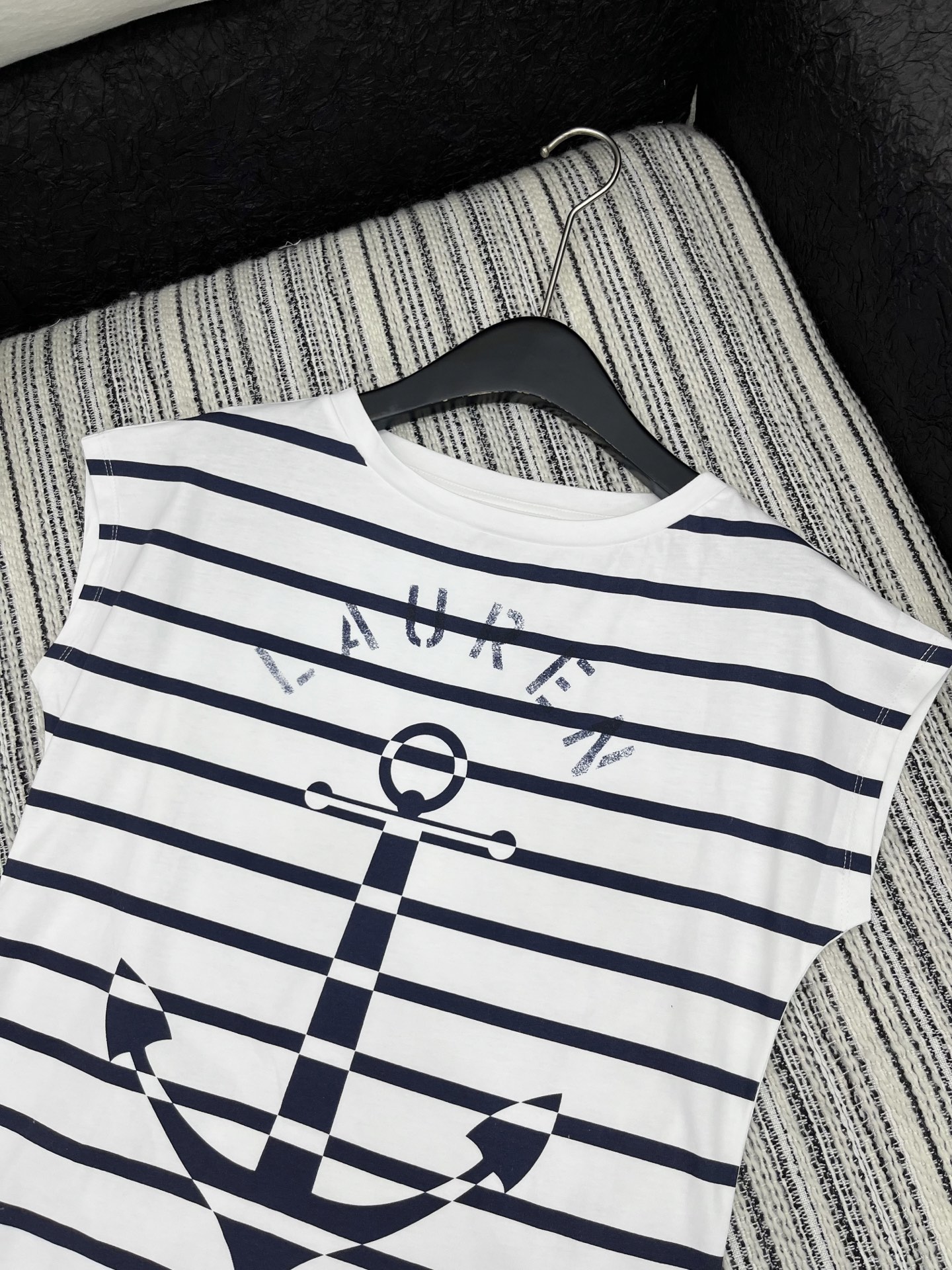 🛒𝐍𝐄𝐖 · 𝟐𝟎𝟐5/爆款现货

原单品质  小众*｜25新款条纹T恤
精致版型上身巨显瘦！
定制手工