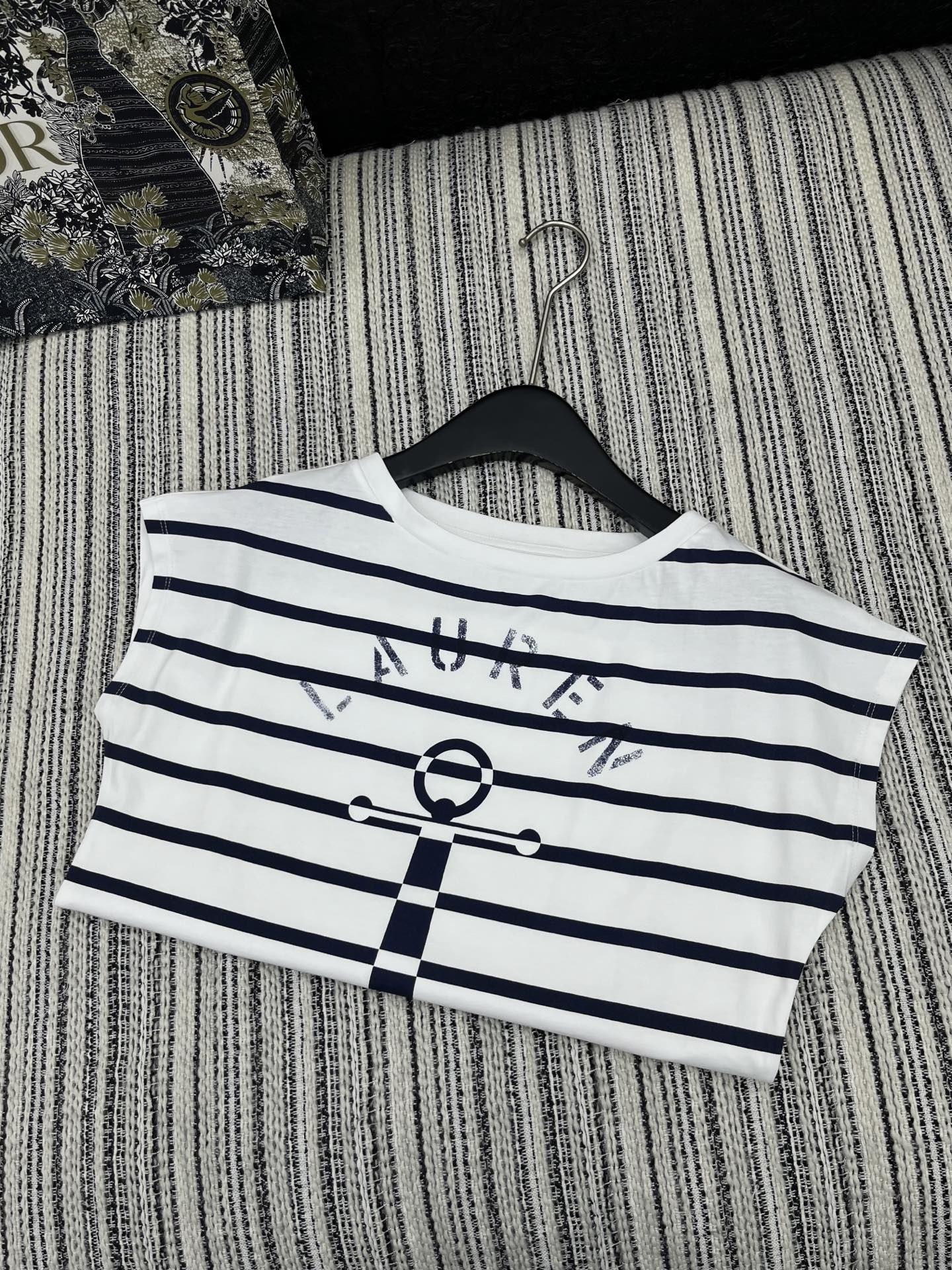 🛒𝐍𝐄𝐖 · 𝟐𝟎𝟐5/爆款现货

原单品质  小众*｜25新款条纹T恤
精致版型上身巨显瘦！
定制手工