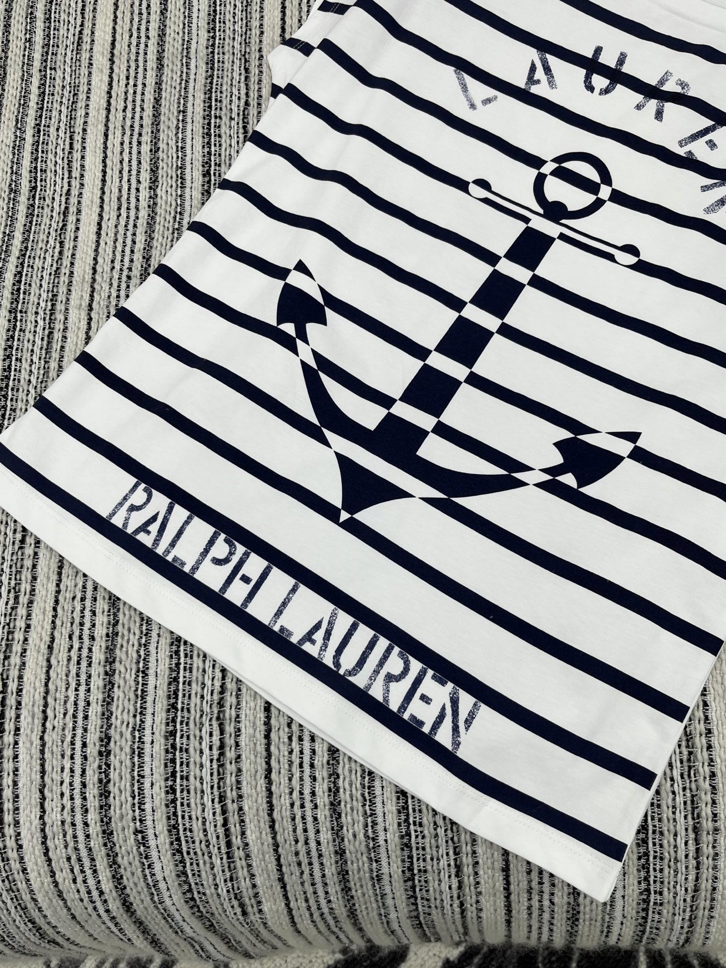 🛒𝐍𝐄𝐖 · 𝟐𝟎𝟐5/爆款现货

原单品质  小众*｜25新款条纹T恤
精致版型上身巨显瘦！
定制手工