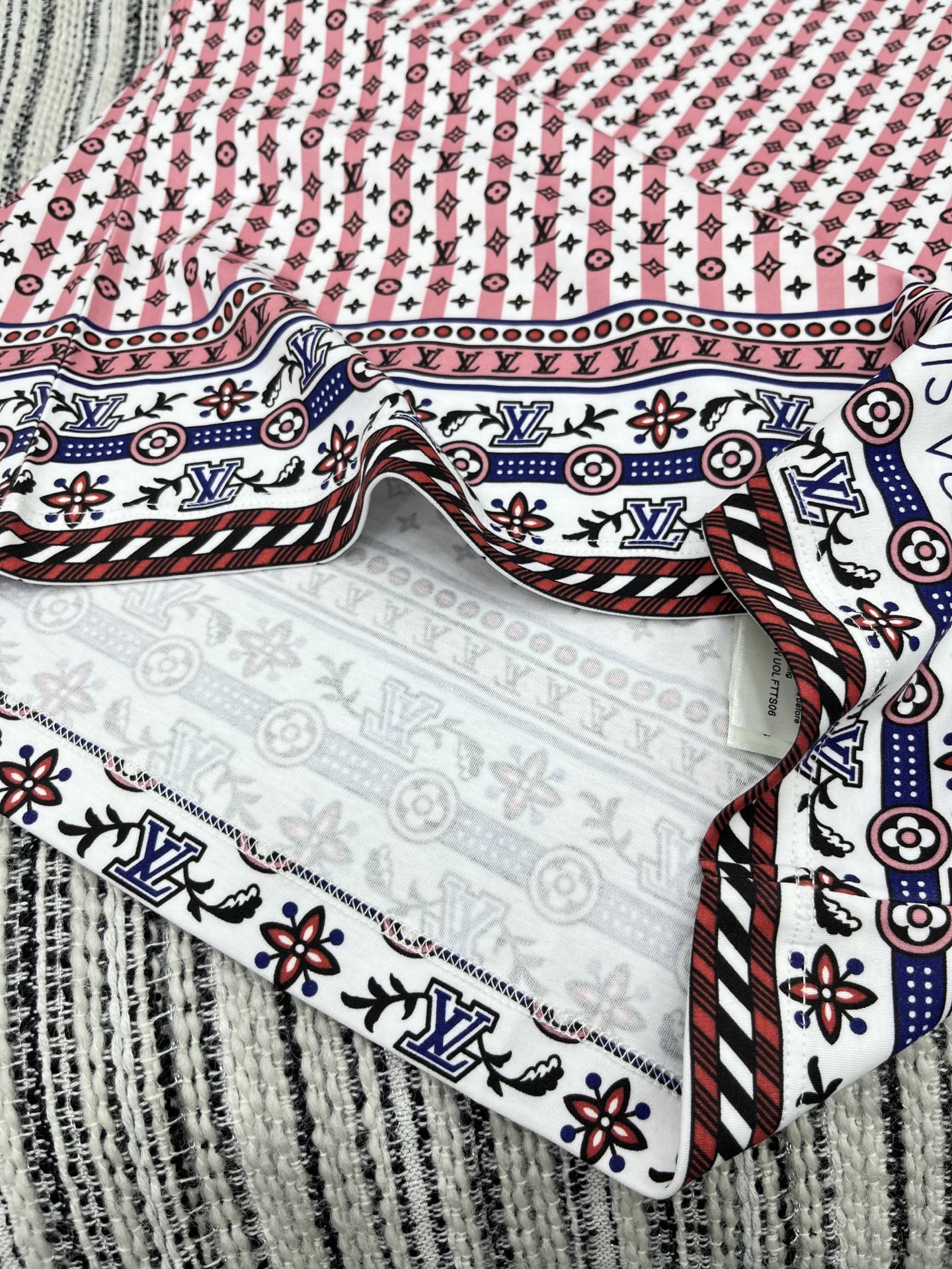 🛒𝐍𝐄𝐖 · 𝟐𝟎𝟐5/爆款现货

原单品质 LV*｜2025新品圆领老花印花𝑇𝑒𝑒
定制YB全棉材质 