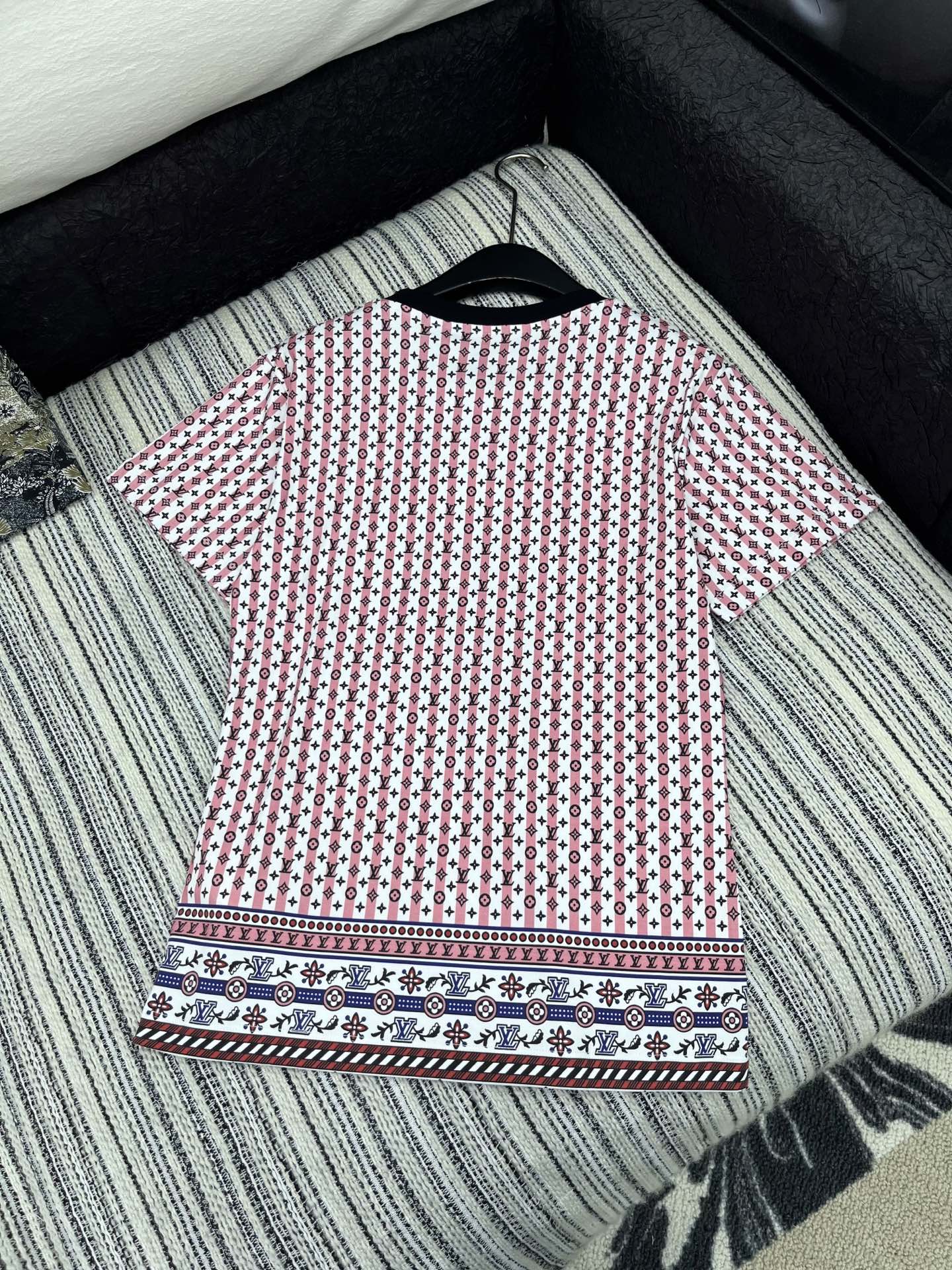 🛒𝐍𝐄𝐖 · 𝟐𝟎𝟐5/爆款现货

原单品质 LV*｜2025新品圆领老花印花𝑇𝑒𝑒
定制YB全棉材质 