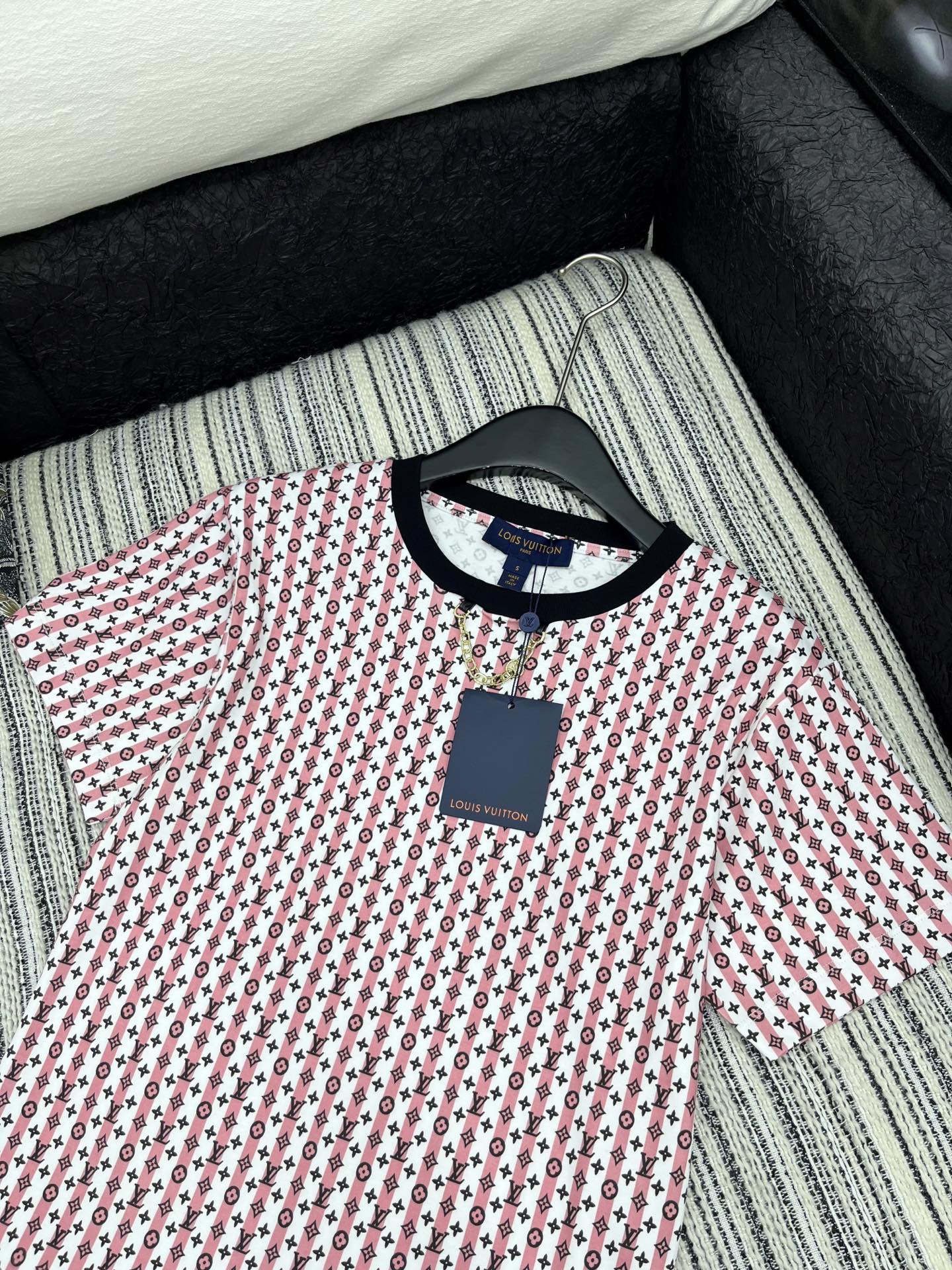 🛒𝐍𝐄𝐖 · 𝟐𝟎𝟐5/爆款现货

原单品质 LV*｜2025新品圆领老花印花𝑇𝑒𝑒
定制YB全棉材质 