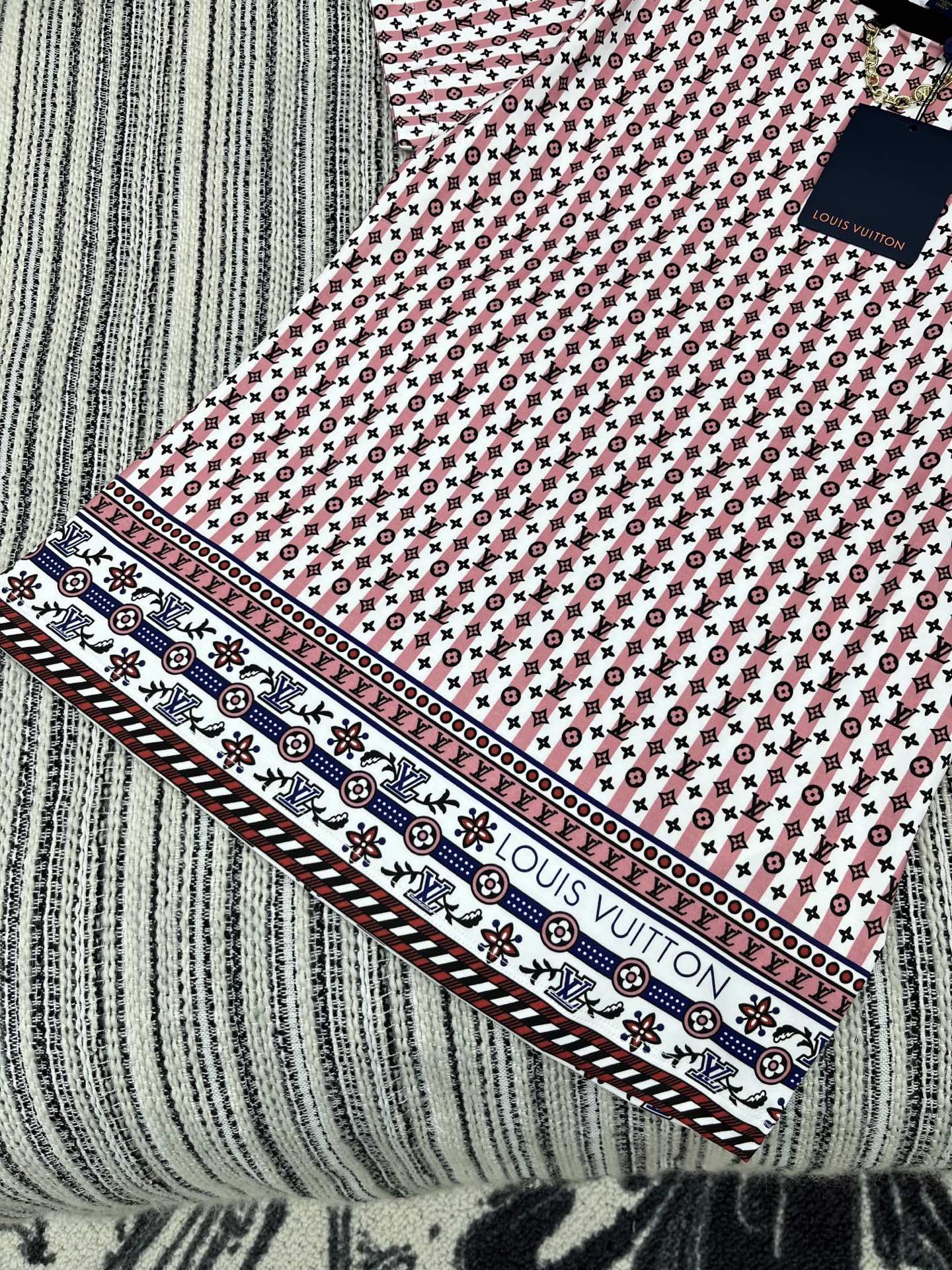 🛒𝐍𝐄𝐖 · 𝟐𝟎𝟐5/爆款现货

原单品质 LV*｜2025新品圆领老花印花𝑇𝑒𝑒
定制YB全棉材质 