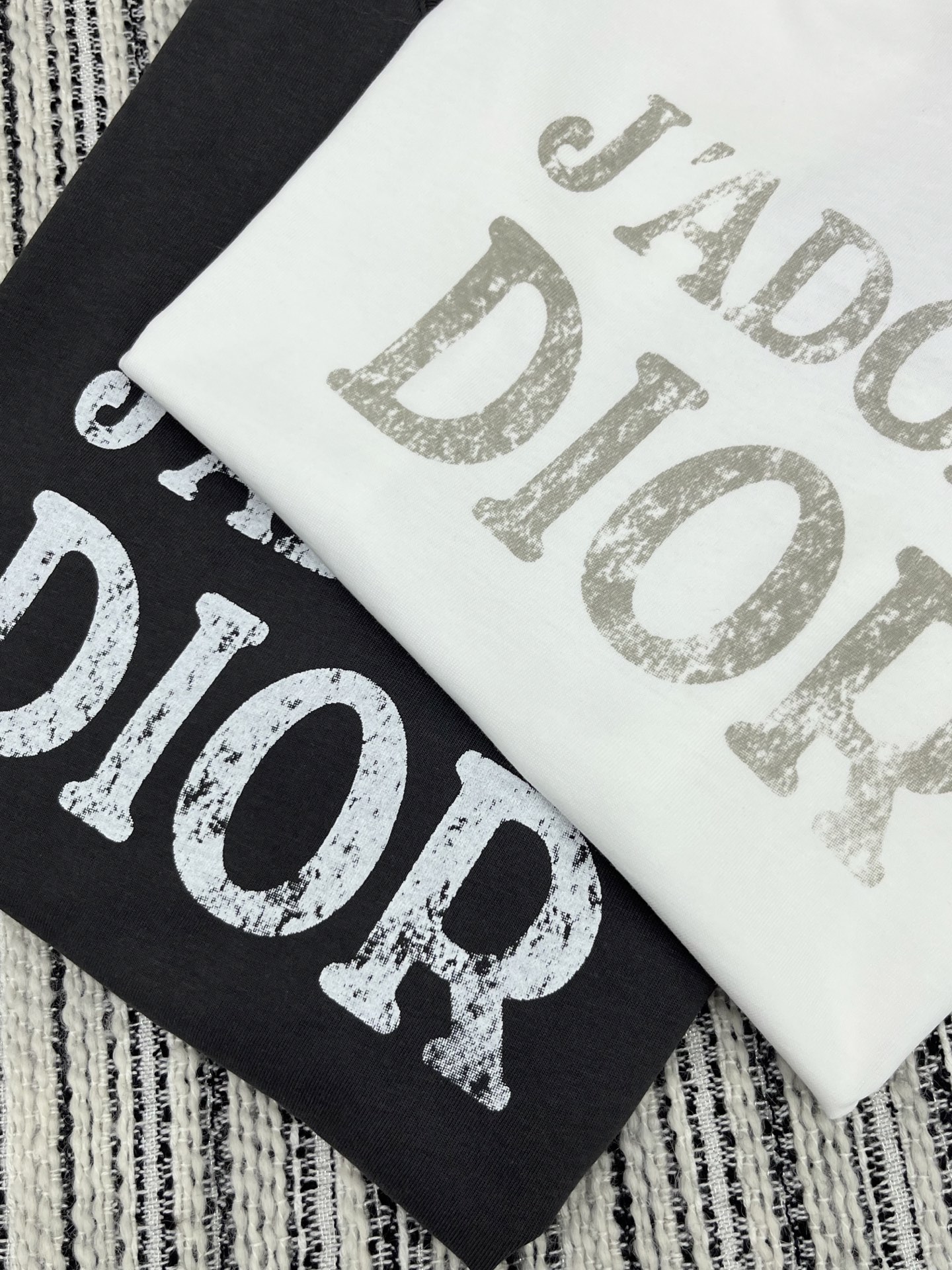 🛒𝐍𝐄𝐖 · 𝟐𝟎𝟐5/爆款现货

原单品质  Dio*｜2025新品铆钉印花T恤
高订面料 定制YB全