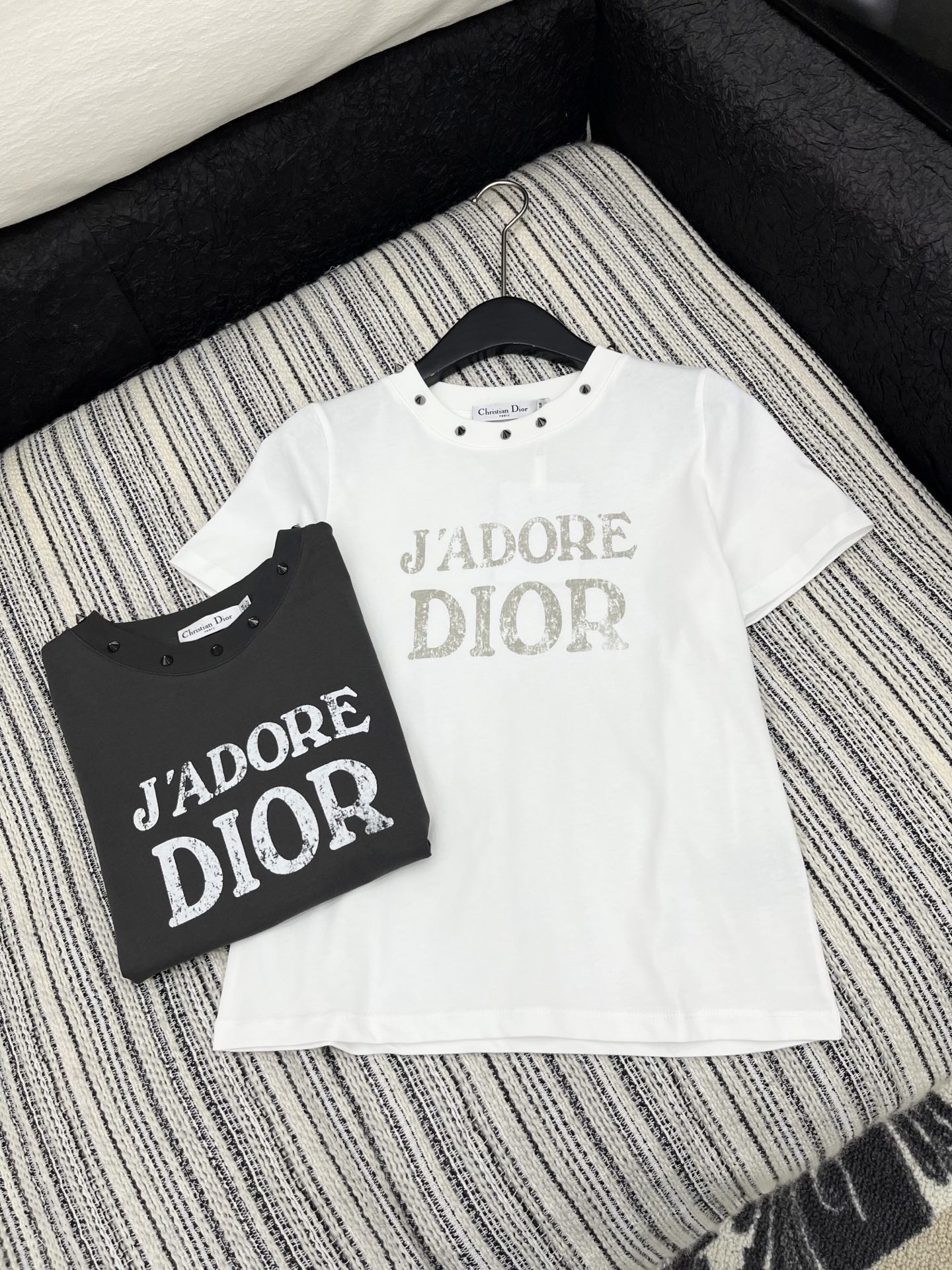 🛒𝐍𝐄𝐖 · 𝟐𝟎𝟐5/爆款现货

原单品质  Dio*｜2025新品铆钉印花T恤
高订面料 定制YB全
