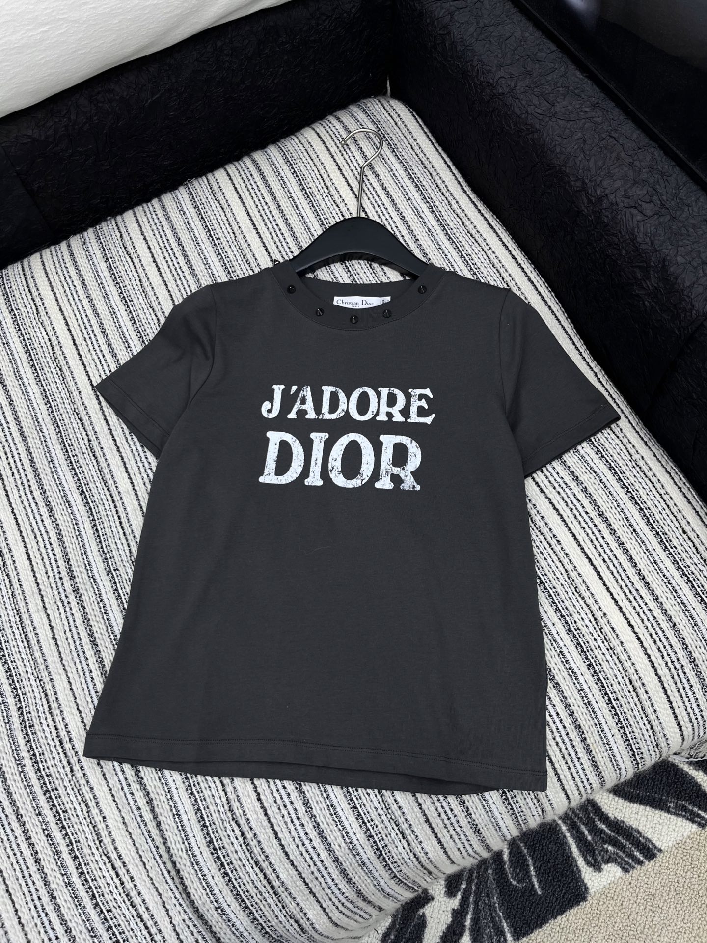 🛒𝐍𝐄𝐖 · 𝟐𝟎𝟐5/爆款现货

原单品质  Dio*｜2025新品铆钉印花T恤
高订面料 定制YB全