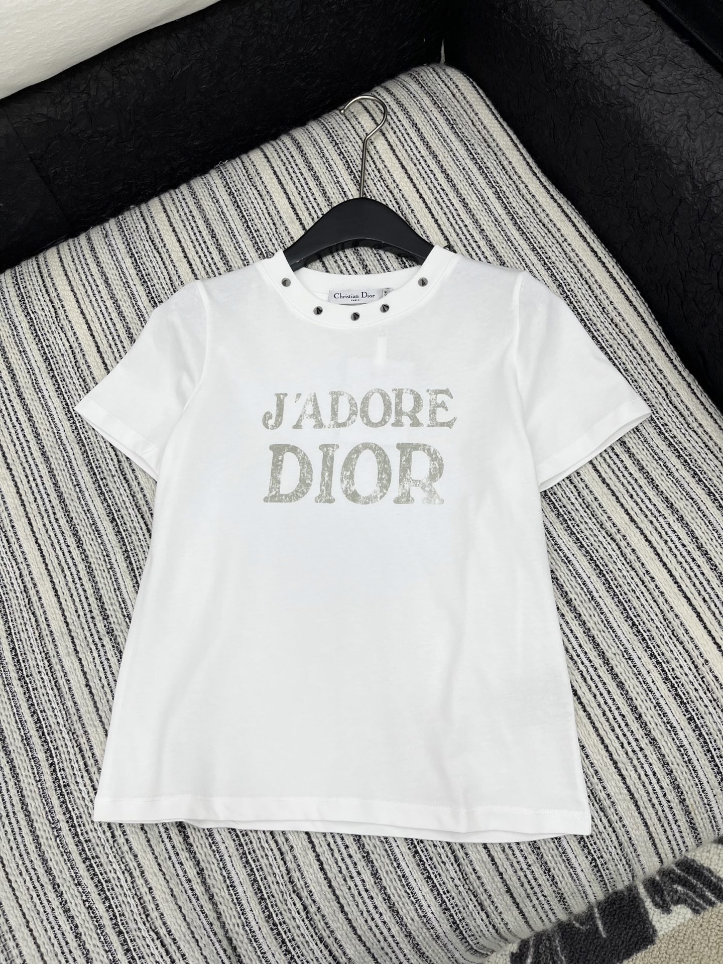 🛒𝐍𝐄𝐖 · 𝟐𝟎𝟐5/爆款现货

原单品质  Dio*｜2025新品铆钉印花T恤
高订面料 定制YB全