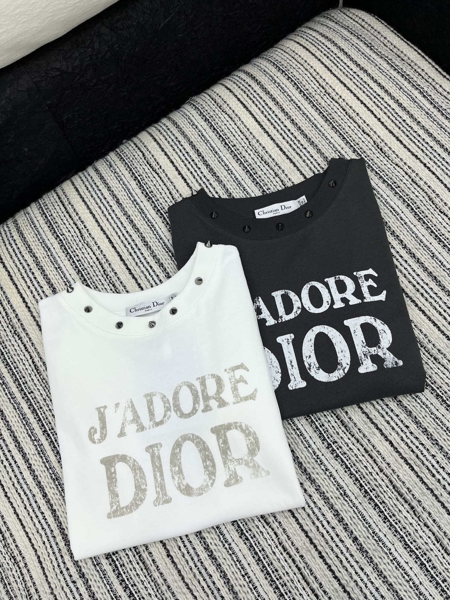 🛒𝐍𝐄𝐖 · 𝟐𝟎𝟐5/爆款现货

原单品质  Dio*｜2025新品铆钉印花T恤
高订面料 定制YB全