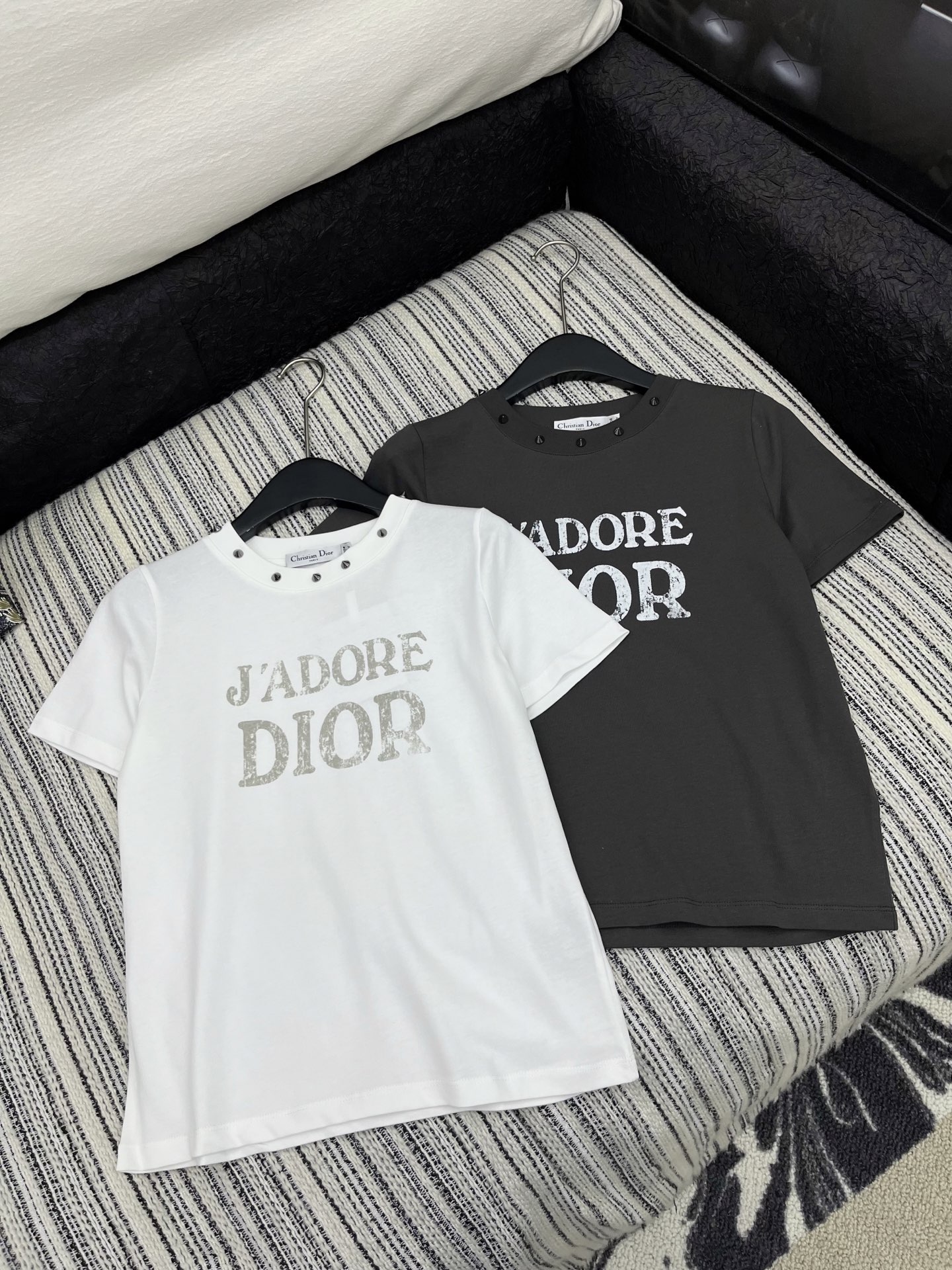 🛒𝐍𝐄𝐖 · 𝟐𝟎𝟐5/爆款现货

原单品质  Dio*｜2025新品铆钉印花T恤
高订面料 定制YB全