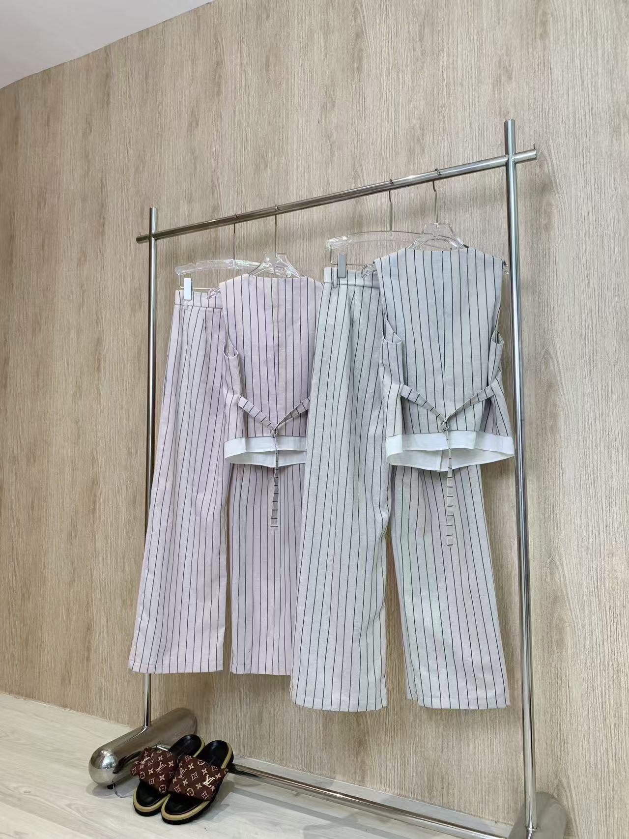 🛒𝐍𝐄𝐖 · 𝟐𝟎𝟐5/爆款现货

原单品质  设计师*｜25新品麻料背心套装
订制高品质面料 搭配休闲