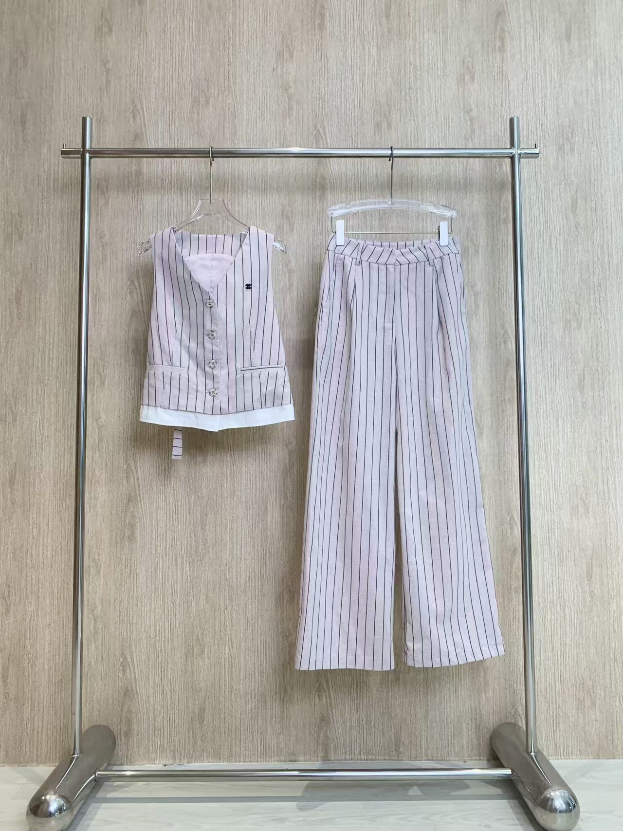 🛒𝐍𝐄𝐖 · 𝟐𝟎𝟐5/爆款现货

原单品质  设计师*｜25新品麻料背心套装
订制高品质面料 搭配休闲