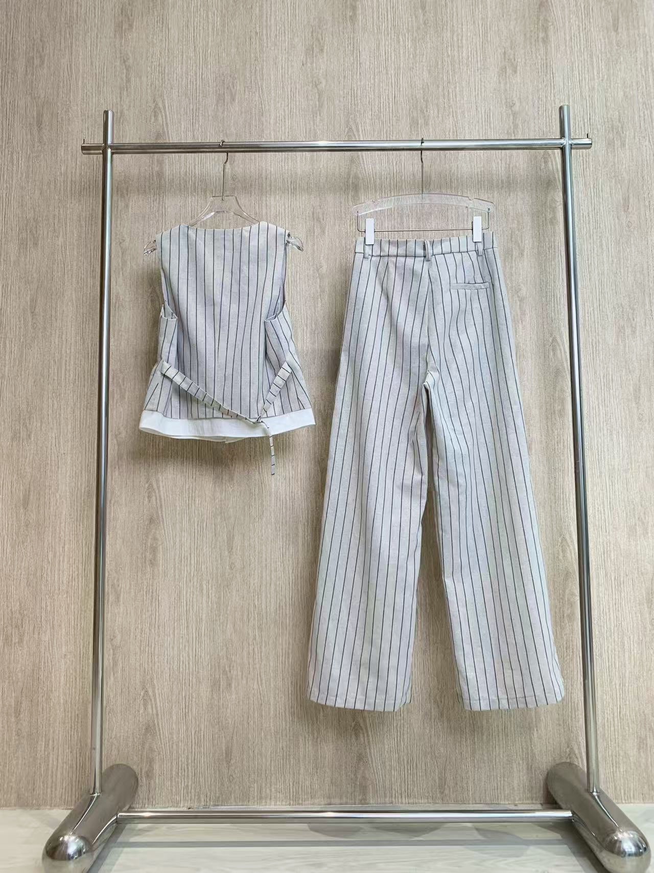 🛒𝐍𝐄𝐖 · 𝟐𝟎𝟐5/爆款现货

原单品质  设计师*｜25新品麻料背心套装
订制高品质面料 搭配休闲