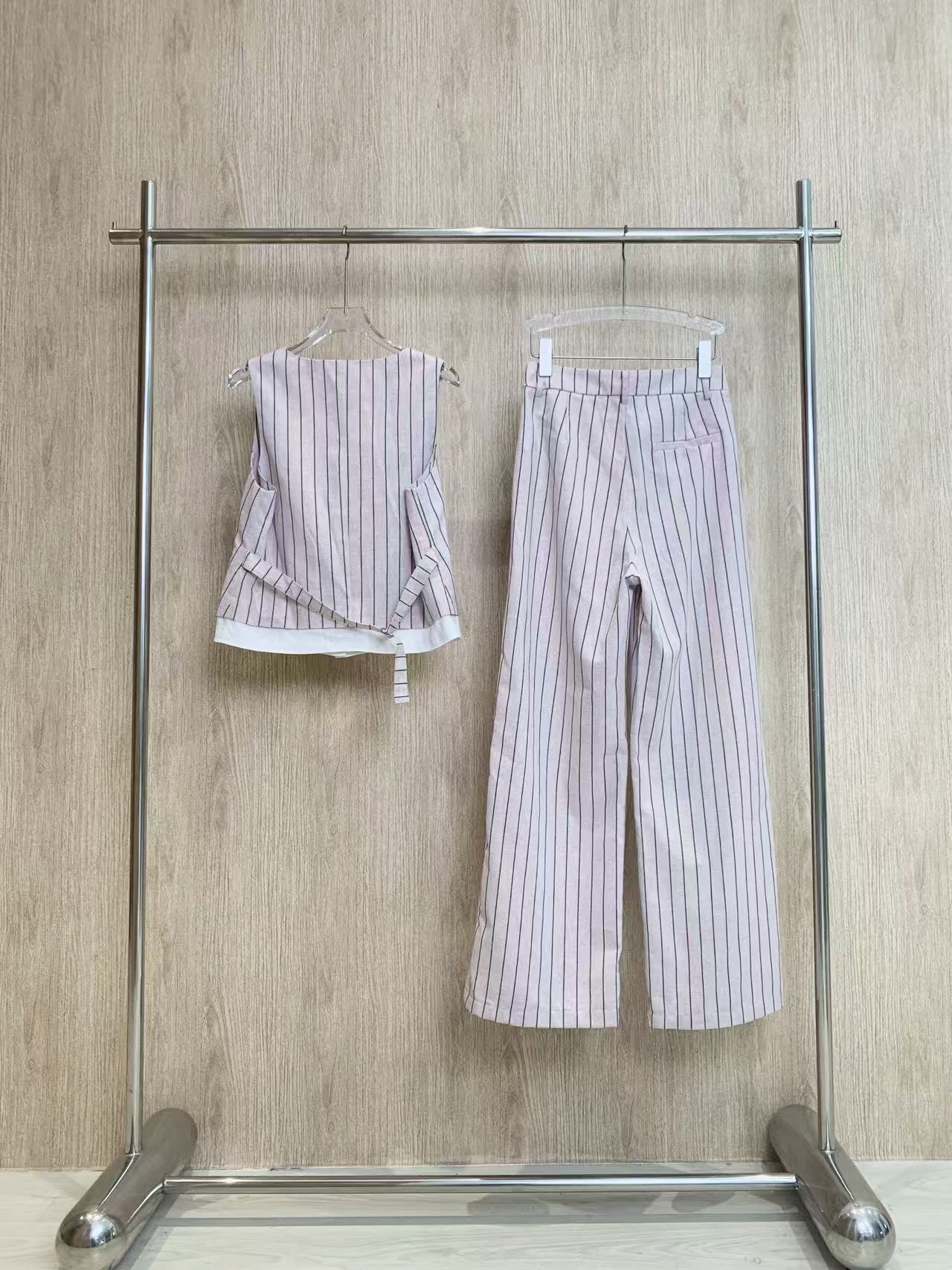 🛒𝐍𝐄𝐖 · 𝟐𝟎𝟐5/爆款现货

原单品质  设计师*｜25新品麻料背心套装
订制高品质面料 搭配休闲