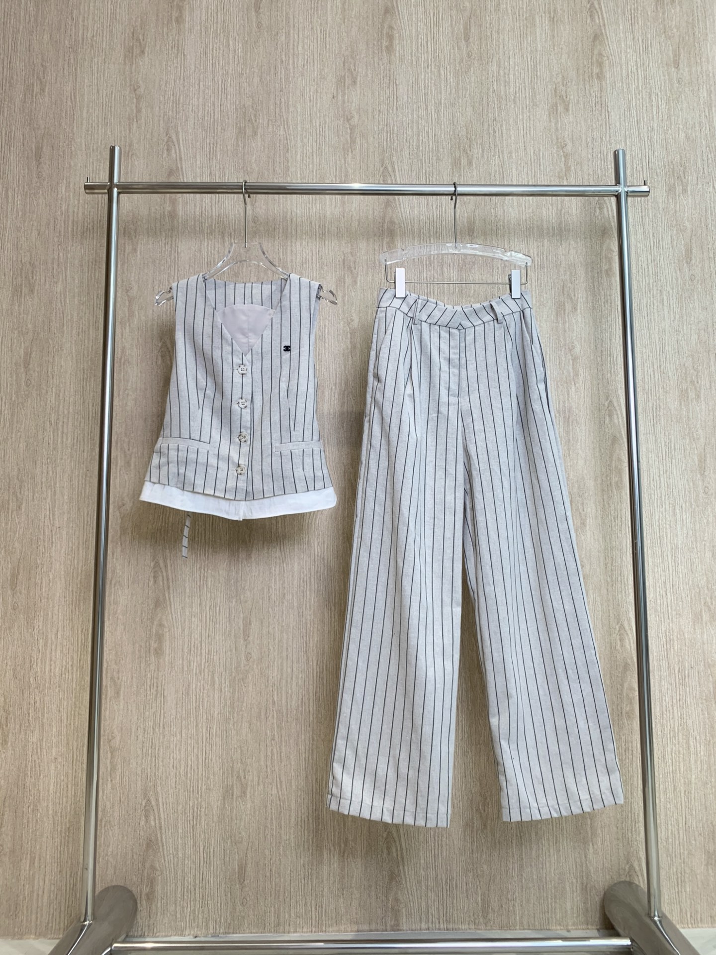 🛒𝐍𝐄𝐖 · 𝟐𝟎𝟐5/爆款现货

原单品质  设计师*｜25新品麻料背心套装
订制高品质面料 搭配休闲