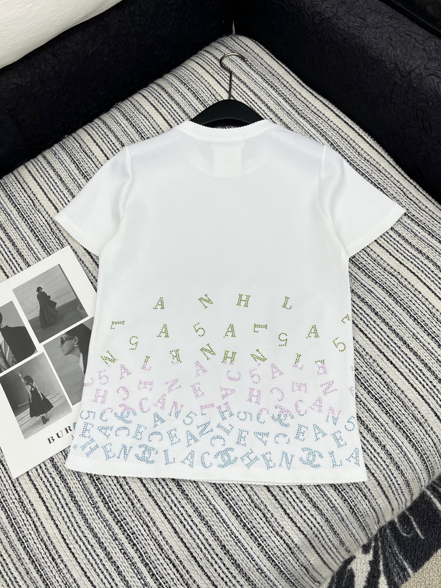 🛒𝐍𝐄𝐖 · 𝟐𝟎𝟐5/爆款现货

原单品质  Chan*｜25中古系列手工订珠短袖T恤
高弹力上身巨显
