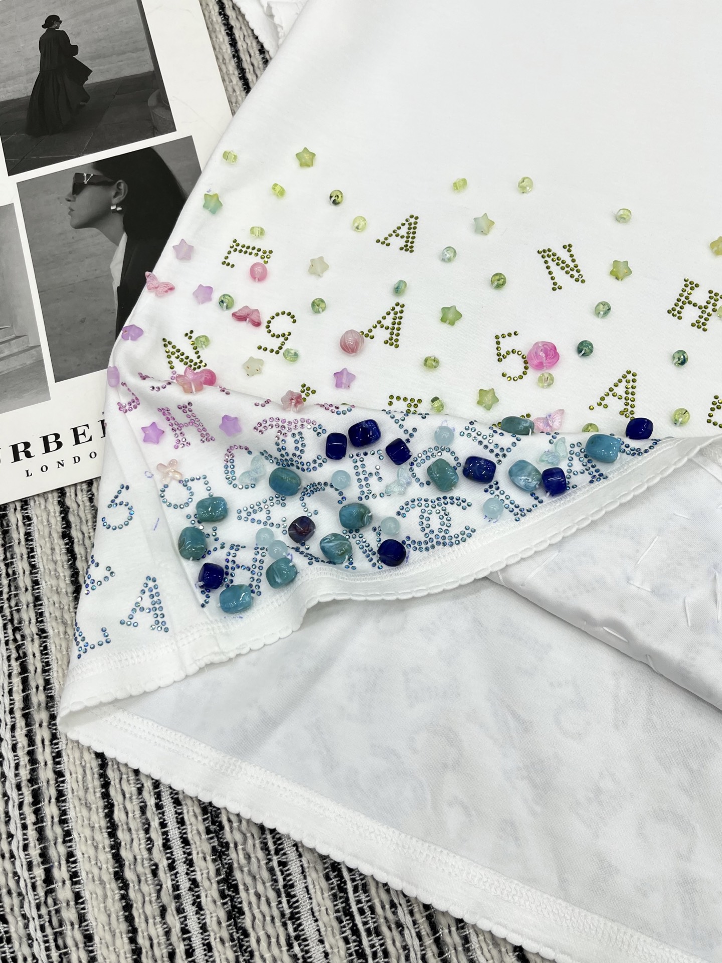 🛒𝐍𝐄𝐖 · 𝟐𝟎𝟐5/爆款现货

原单品质  Chan*｜25中古系列手工订珠短袖T恤
高弹力上身巨显