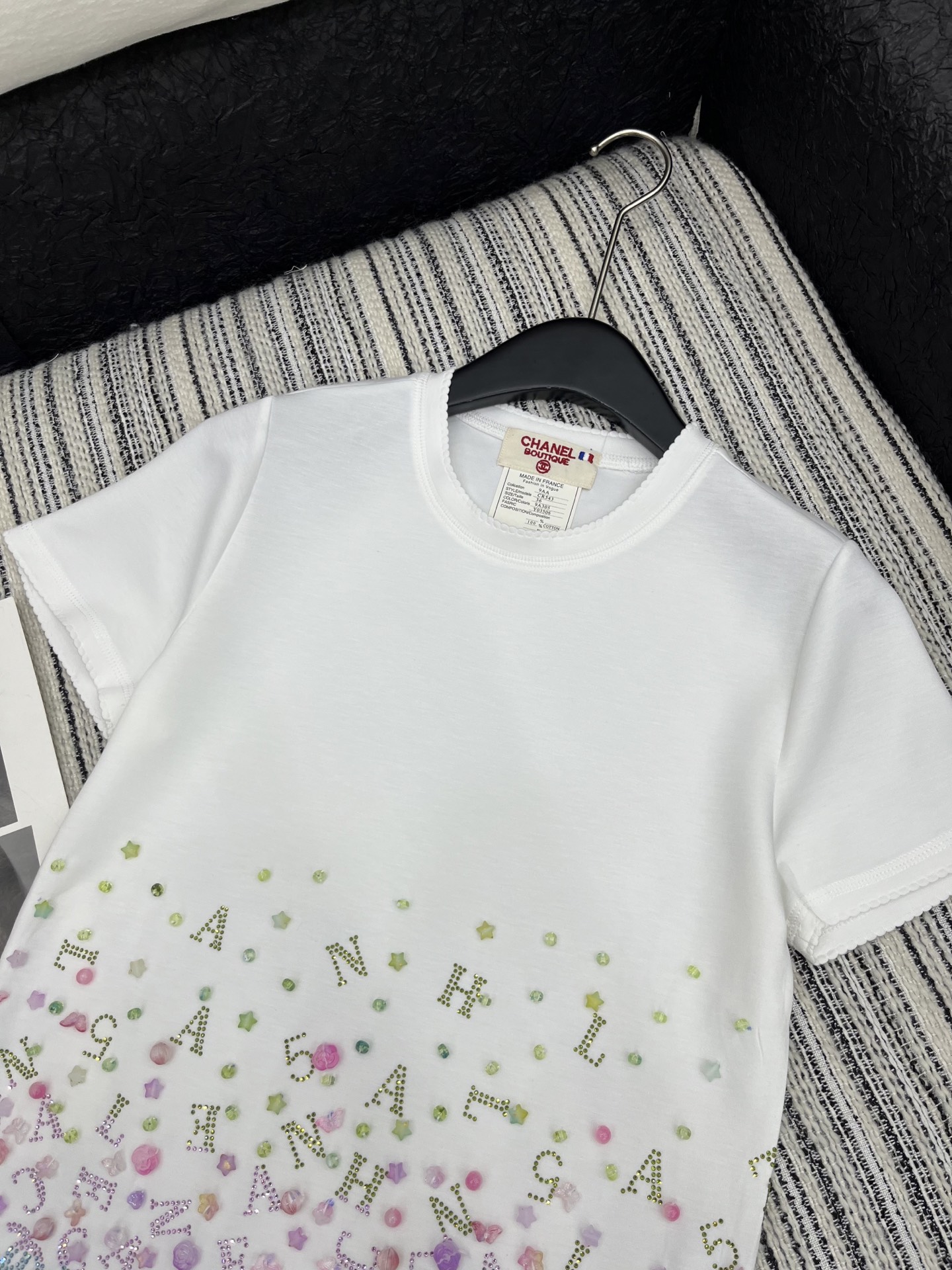 🛒𝐍𝐄𝐖 · 𝟐𝟎𝟐5/爆款现货

原单品质  Chan*｜25中古系列手工订珠短袖T恤
高弹力上身巨显