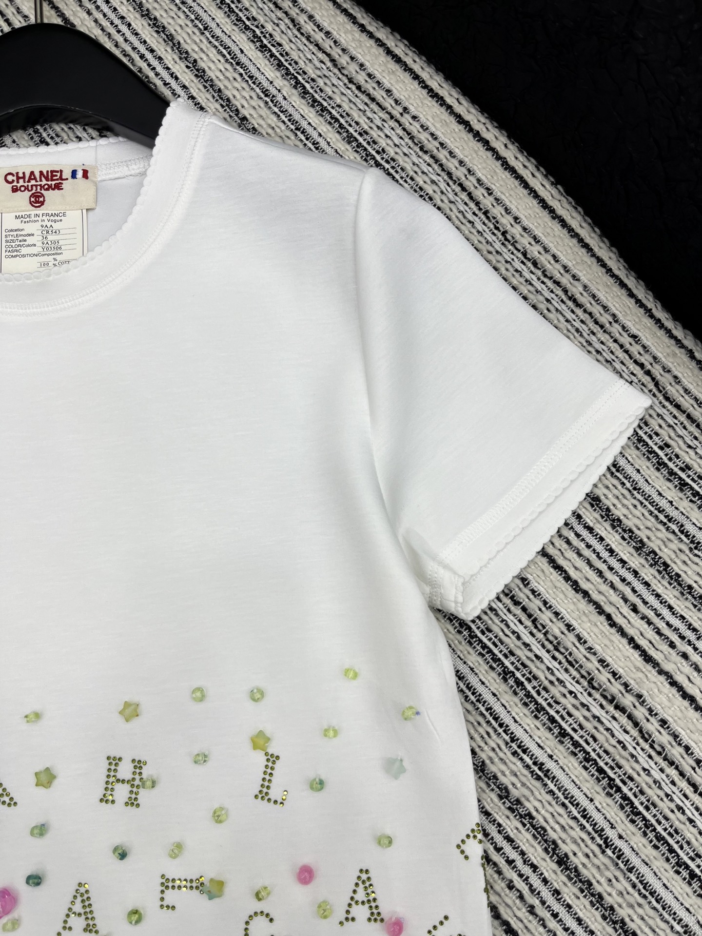 🛒𝐍𝐄𝐖 · 𝟐𝟎𝟐5/爆款现货

原单品质  Chan*｜25中古系列手工订珠短袖T恤
高弹力上身巨显