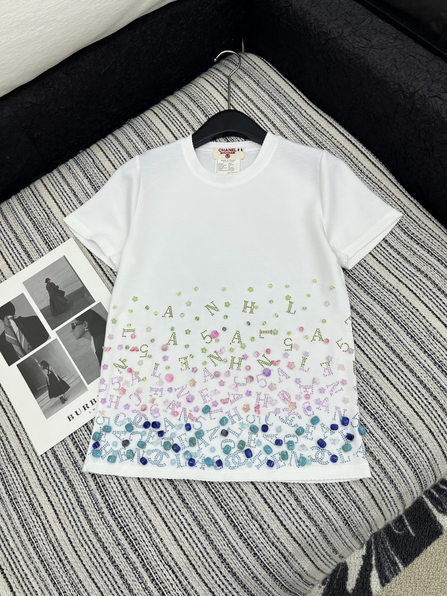 🛒𝐍𝐄𝐖 · 𝟐𝟎𝟐5/爆款现货

原单品质  Chan*｜25中古系列手工订珠短袖T恤
高弹力上身巨显