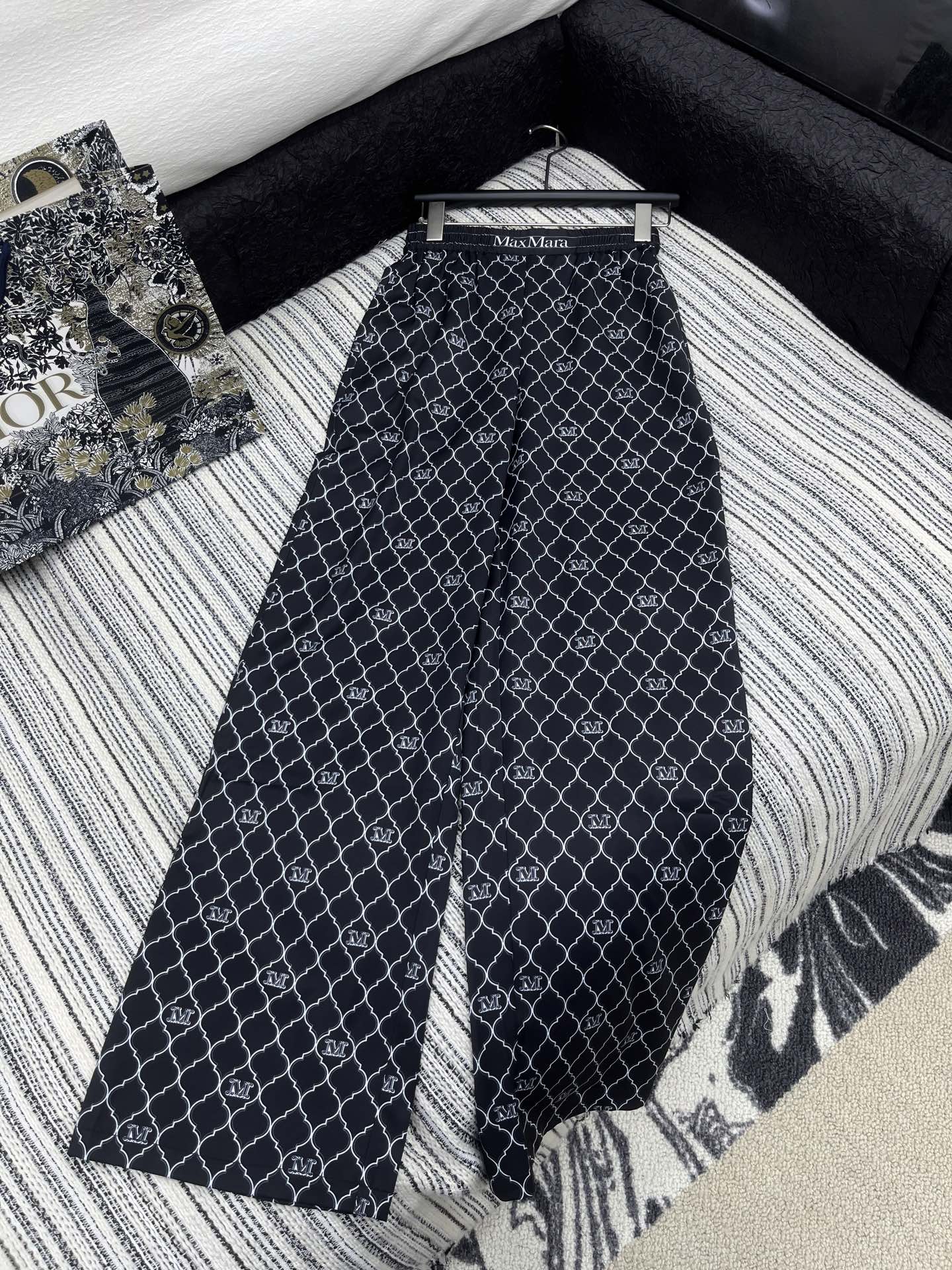 🛒𝐍𝐄𝐖 · 𝟐𝟎𝟐5/爆款现货

原单品质  设计师｜25新款印花抽绳休闲裤
颜色百搭高级  定制面料