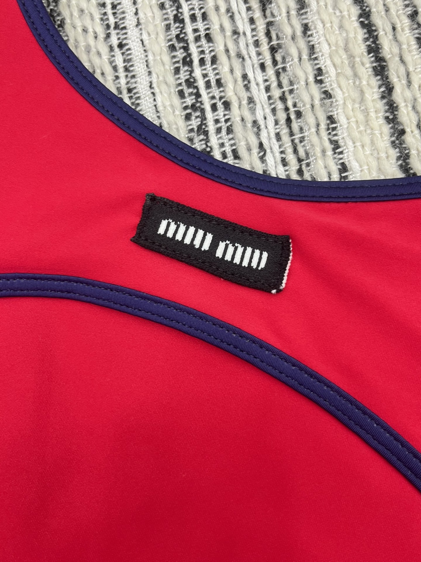 🛒𝐍𝐄𝐖 · 𝟐𝟎𝟐5/爆款现货

【原版定制】 Miu Mi*｜25春夏经典贴布绣撞色背心
订制高品质