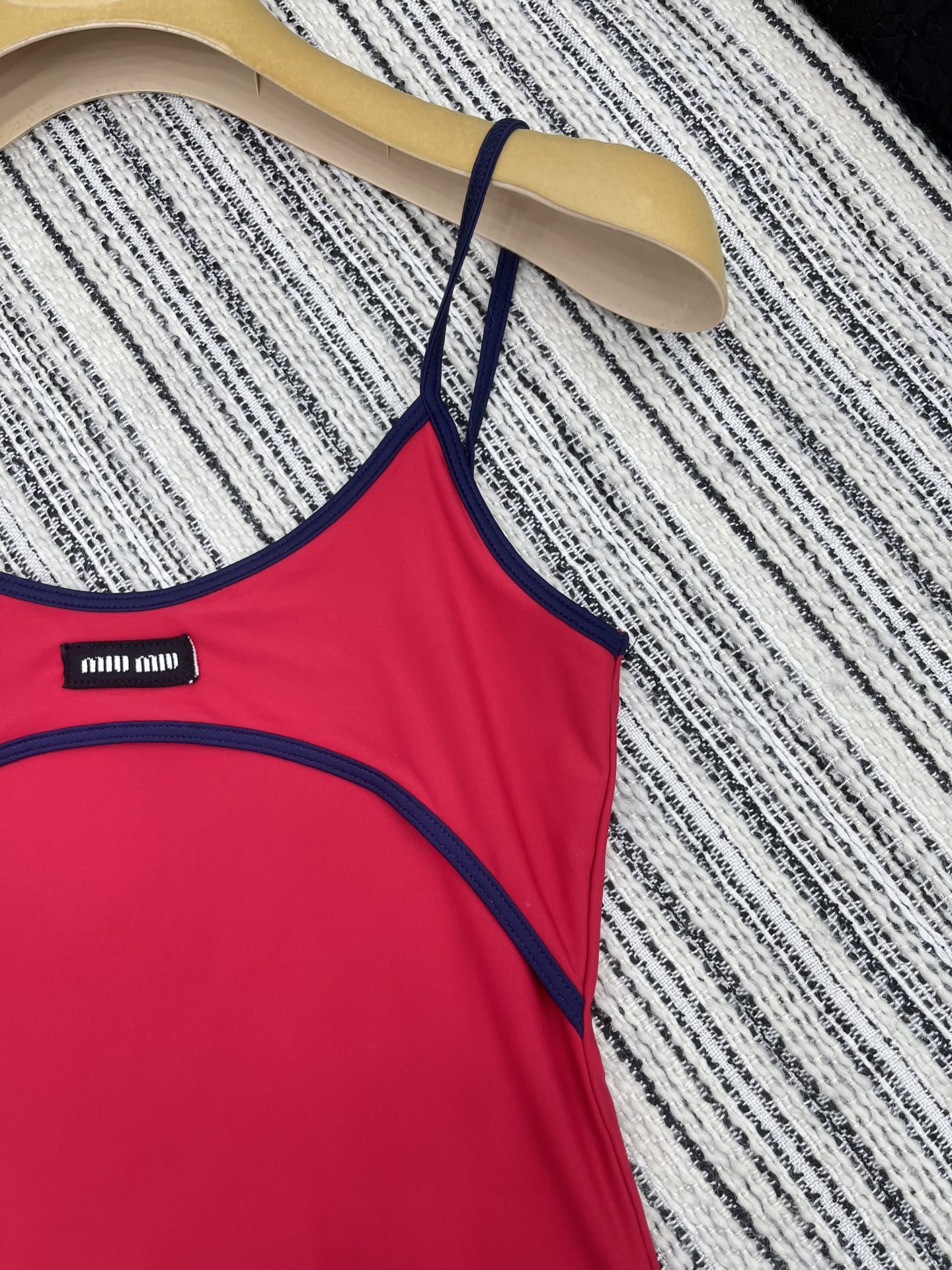 🛒𝐍𝐄𝐖 · 𝟐𝟎𝟐5/爆款现货

【原版定制】 Miu Mi*｜25春夏经典贴布绣撞色背心
订制高品质