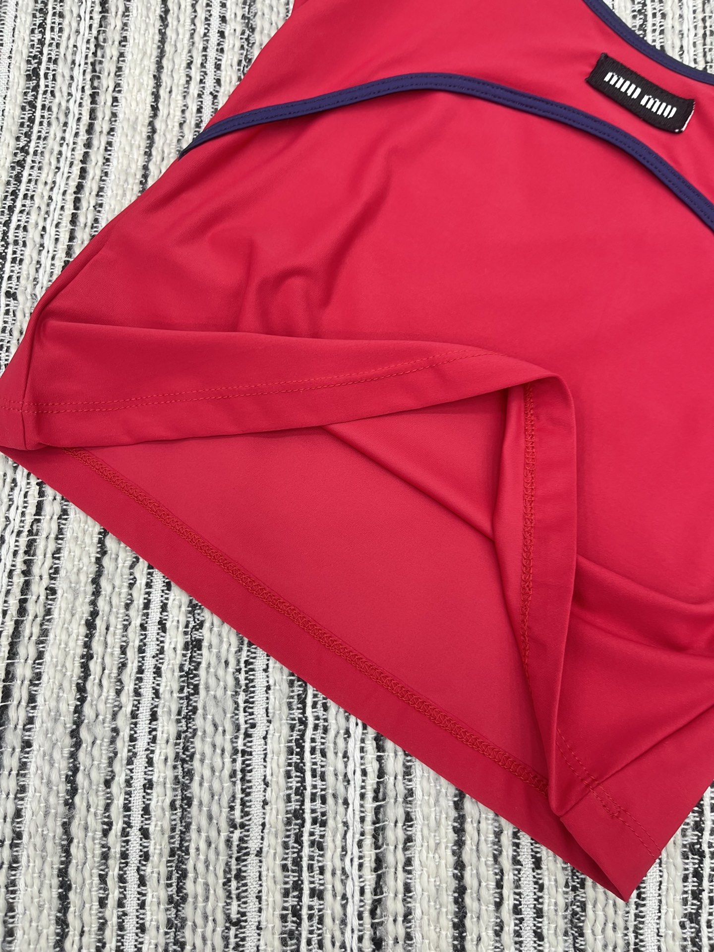 🛒𝐍𝐄𝐖 · 𝟐𝟎𝟐5/爆款现货

【原版定制】 Miu Mi*｜25春夏经典贴布绣撞色背心
订制高品质