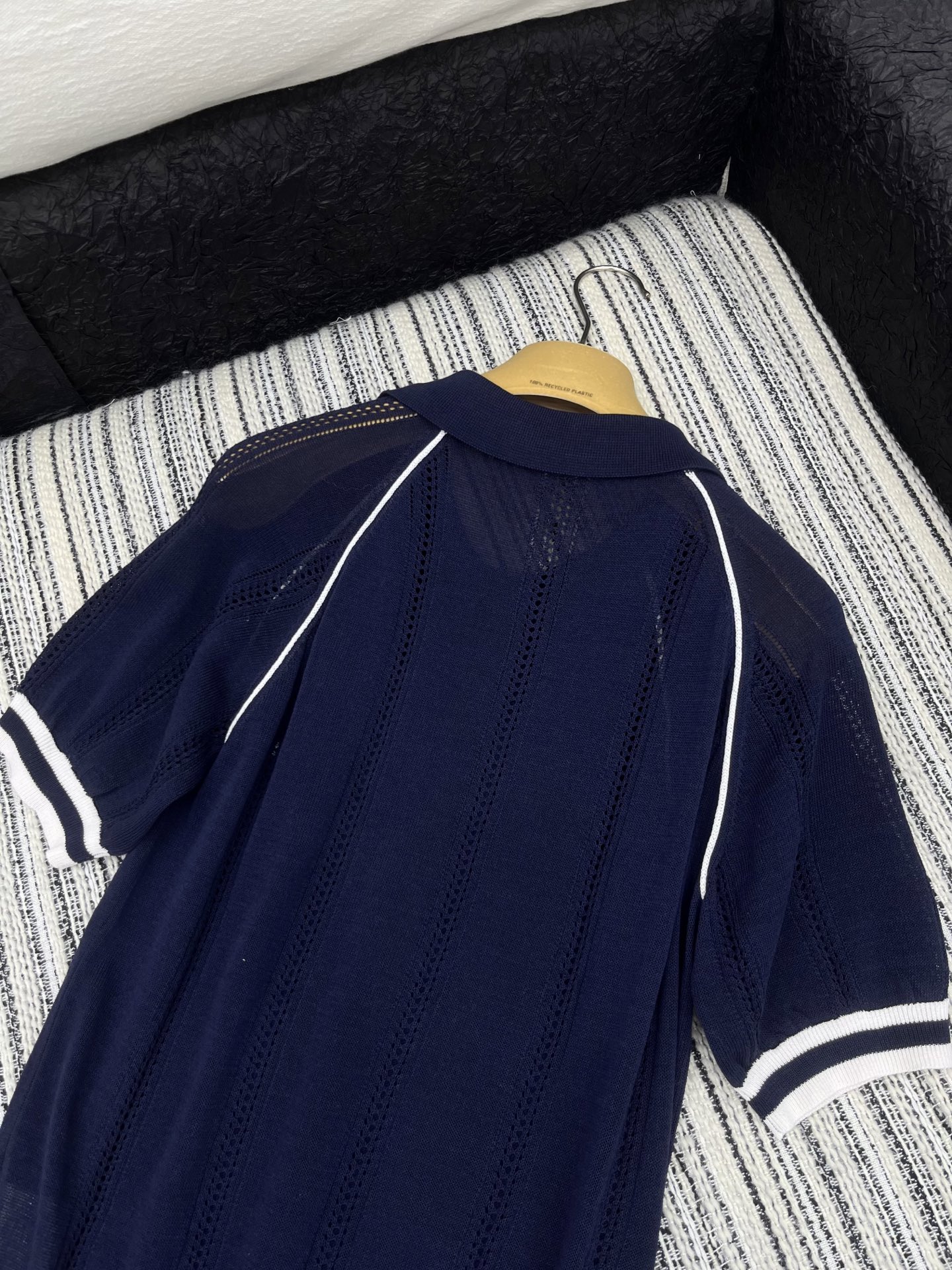 🛒𝐍𝐄𝐖 · 𝟐𝟎𝟐5/爆款现货

原单品质  Miu Mi*｜ 2025SS春夏新款翻领镂空针织衫
这