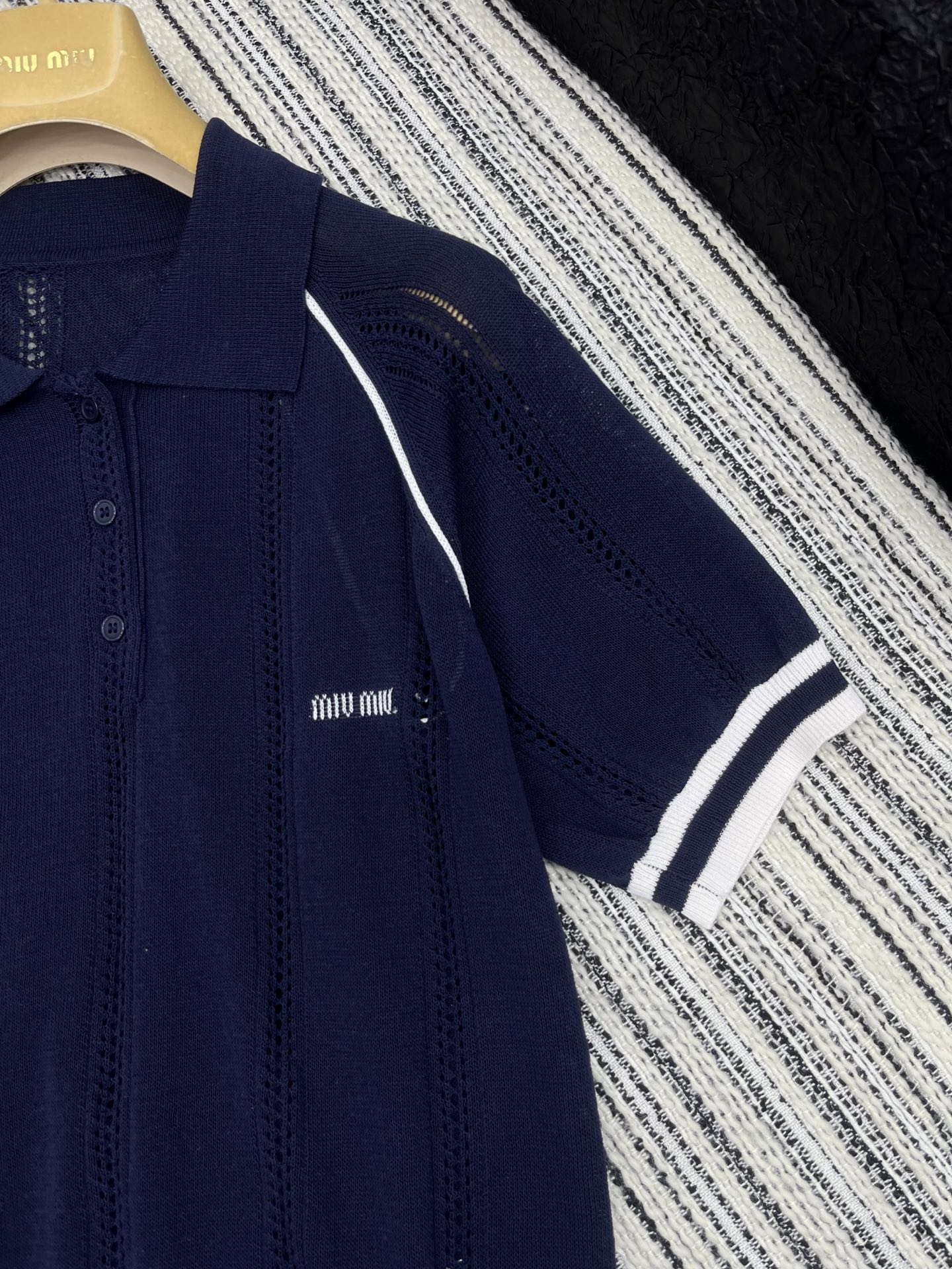 🛒𝐍𝐄𝐖 · 𝟐𝟎𝟐5/爆款现货

原单品质  Miu Mi*｜ 2025SS春夏新款翻领镂空针织衫
这