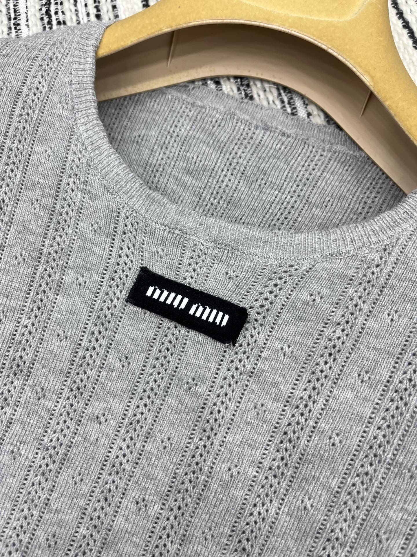 🛒𝐍𝐄𝐖 · 𝟐𝟎𝟐5/爆款现货

原单品质  Miu Mi*｜ 2025SS春夏新款圆领钩花针织衫
这