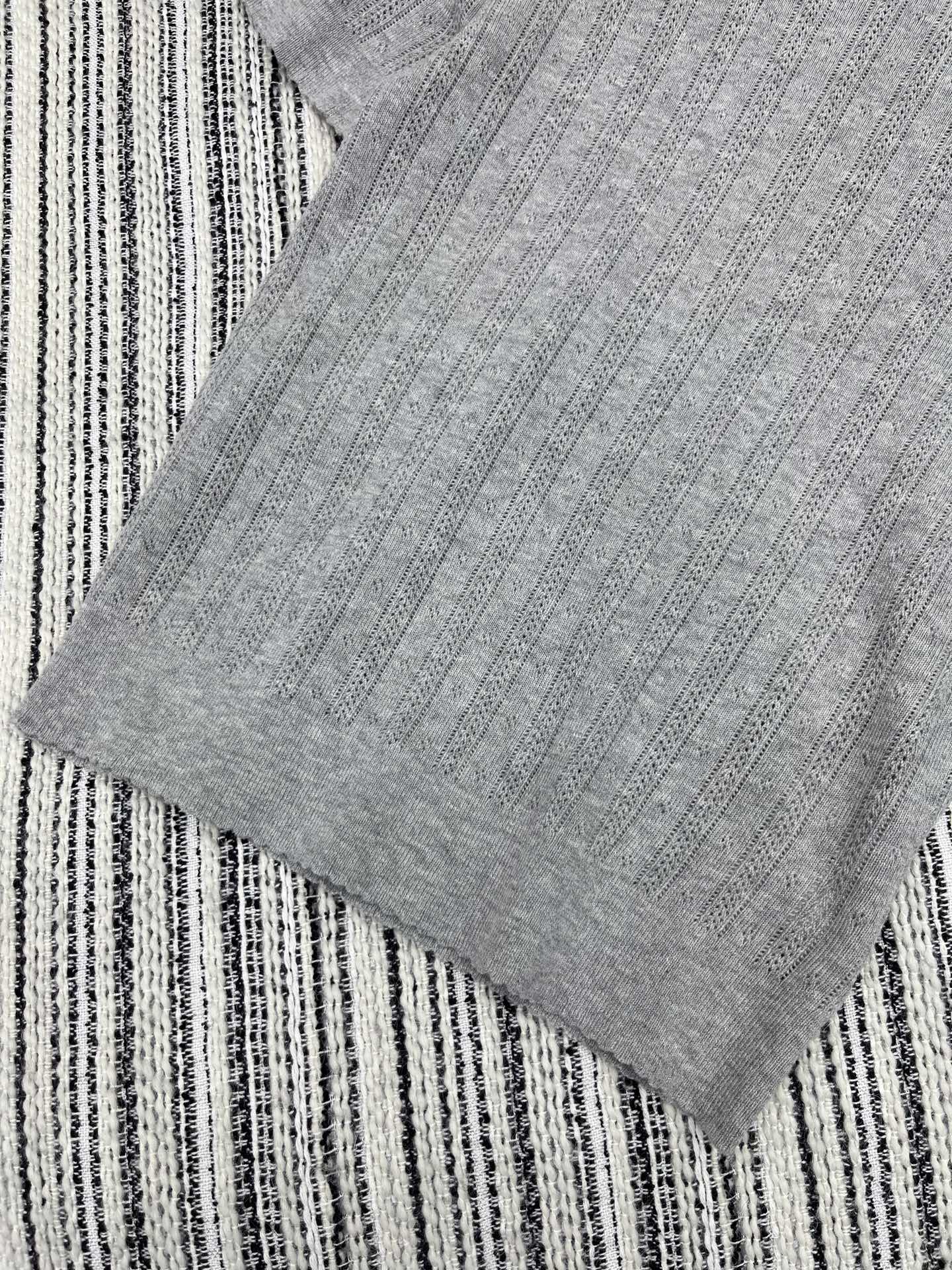 🛒𝐍𝐄𝐖 · 𝟐𝟎𝟐5/爆款现货

原单品质  Miu Mi*｜ 2025SS春夏新款圆领钩花针织衫
这