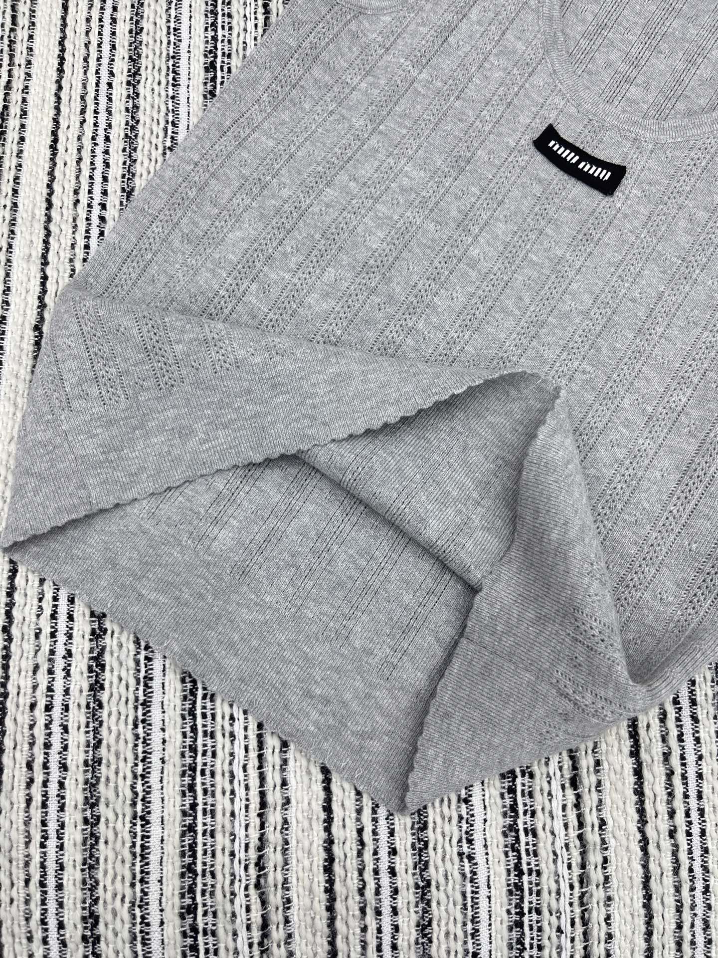 🛒𝐍𝐄𝐖 · 𝟐𝟎𝟐5/爆款现货

原单品质  Miu Mi*｜ 2025SS春夏新款圆领钩花针织背心
