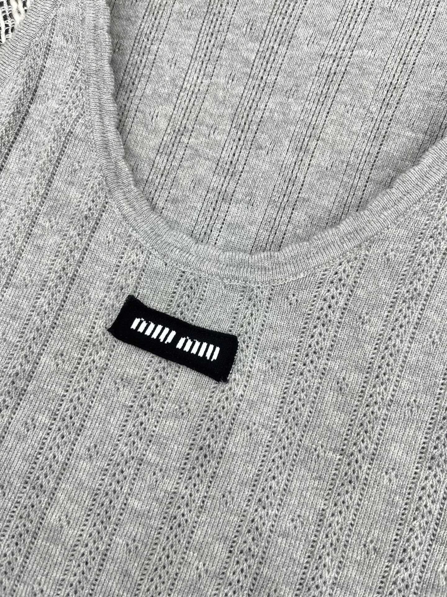 🛒𝐍𝐄𝐖 · 𝟐𝟎𝟐5/爆款现货

原单品质  Miu Mi*｜ 2025SS春夏新款圆领钩花针织背心
