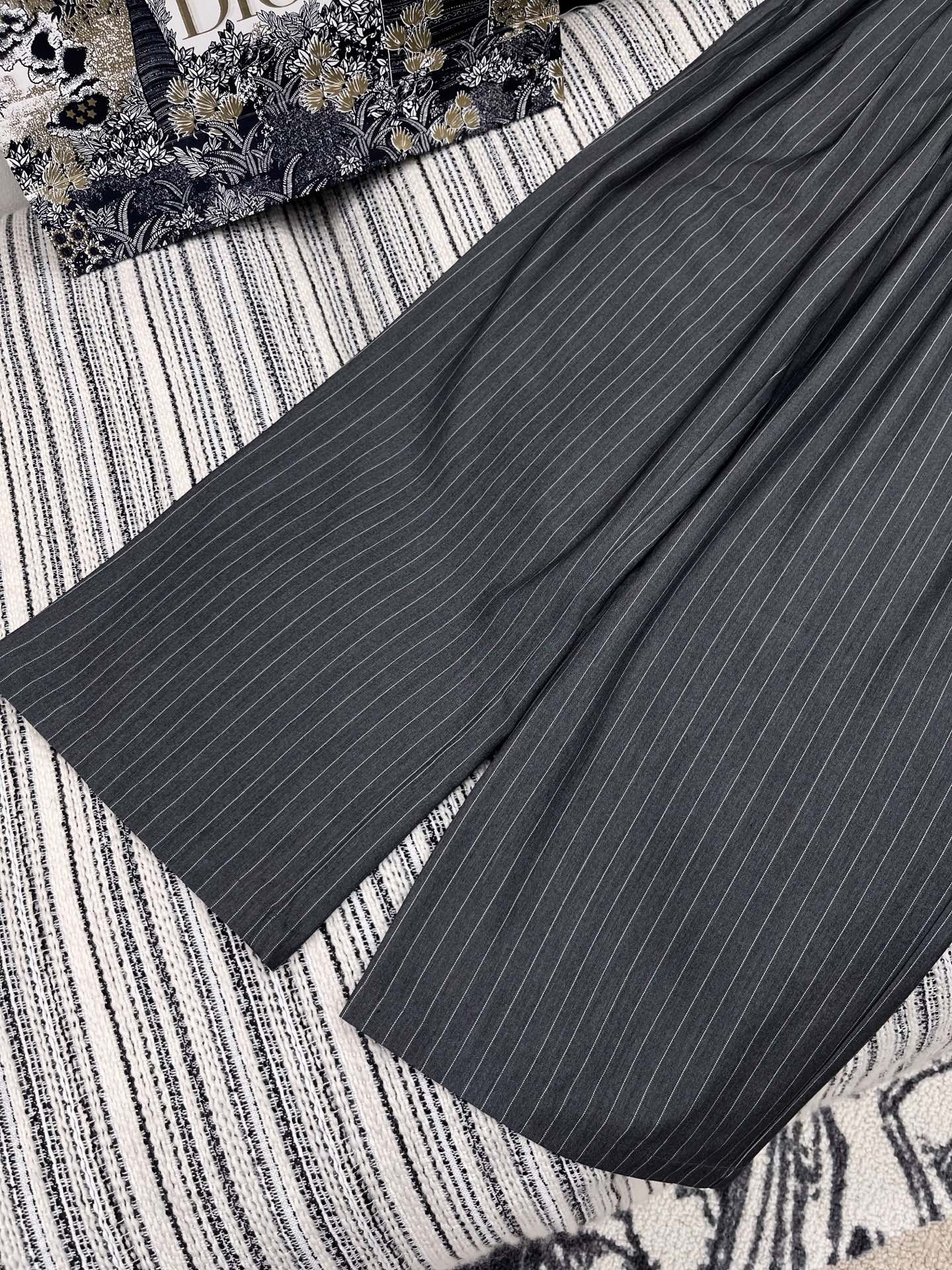 🛒𝐍𝐄𝐖 · 𝟐𝟎𝟐5/爆款现货

原单高品质  Alex*｜25新款休闲西裤
颜色百搭高级 定制色织条