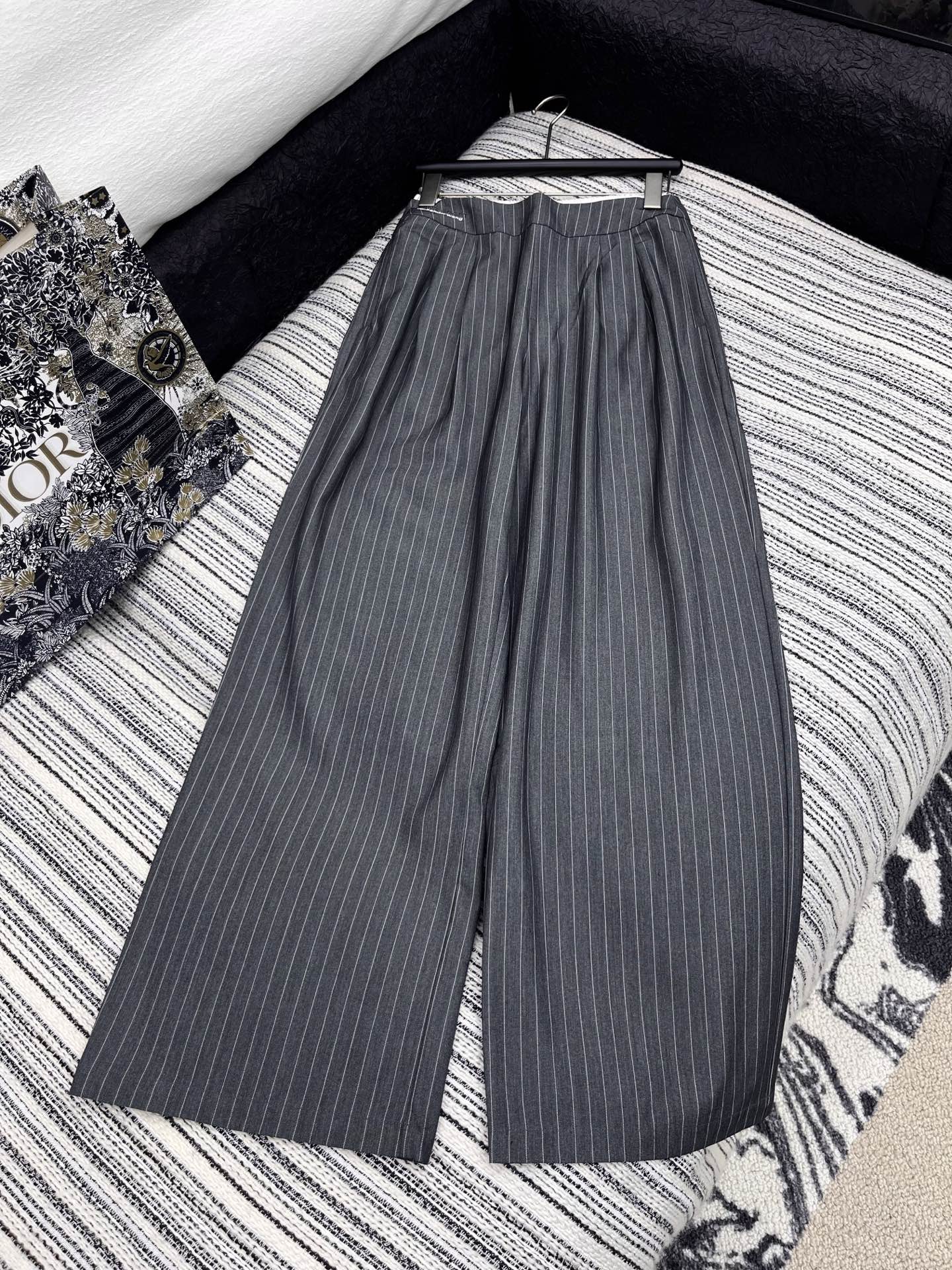 🛒𝐍𝐄𝐖 · 𝟐𝟎𝟐5/爆款现货

原单高品质  Alex*｜25新款休闲西裤
颜色百搭高级 定制色织条